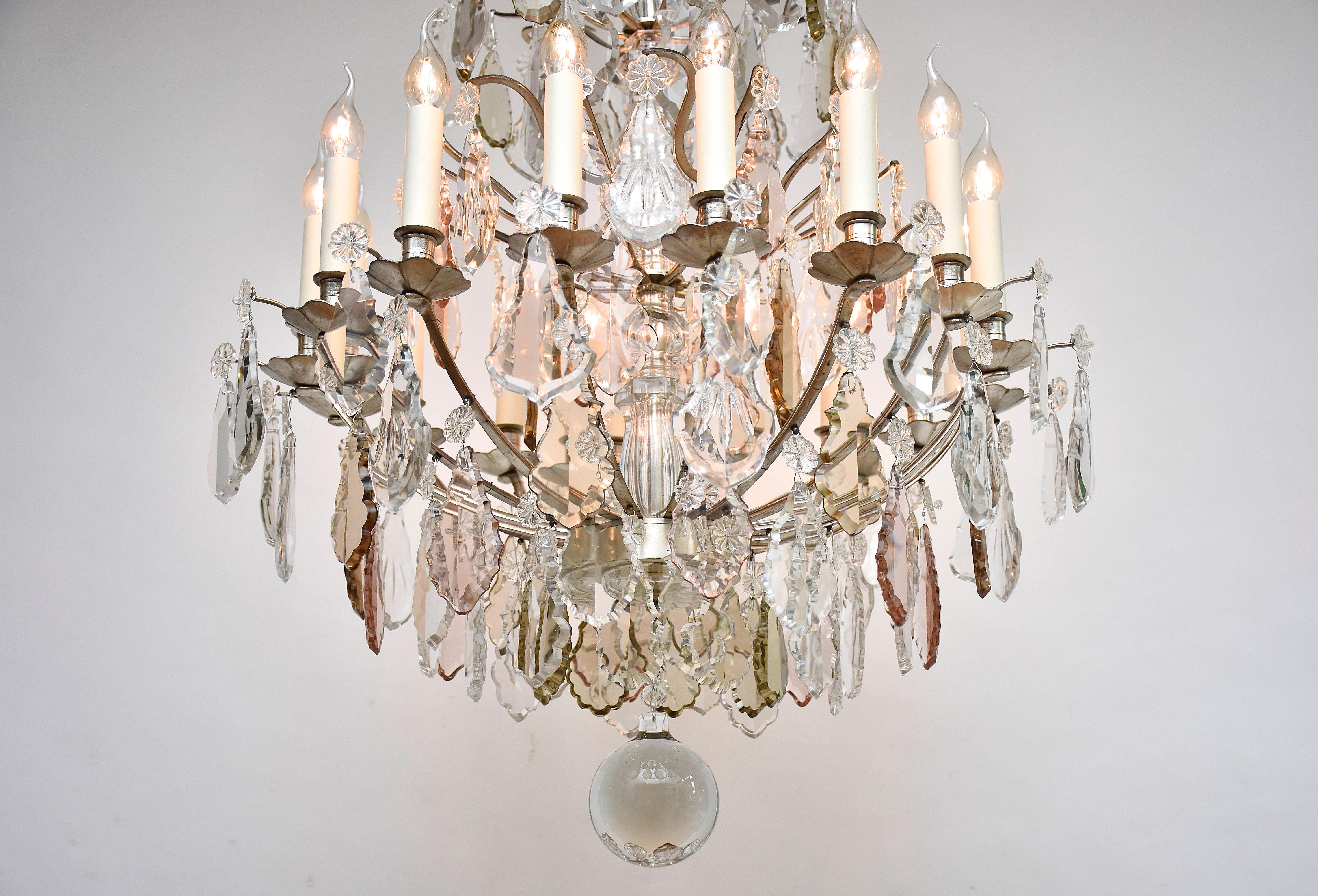 Französischer Kronleuchter aus dem 19. Jahrhundert mit Baccarat-Kristallen im Stil von Ludwig XV. im Angebot 1