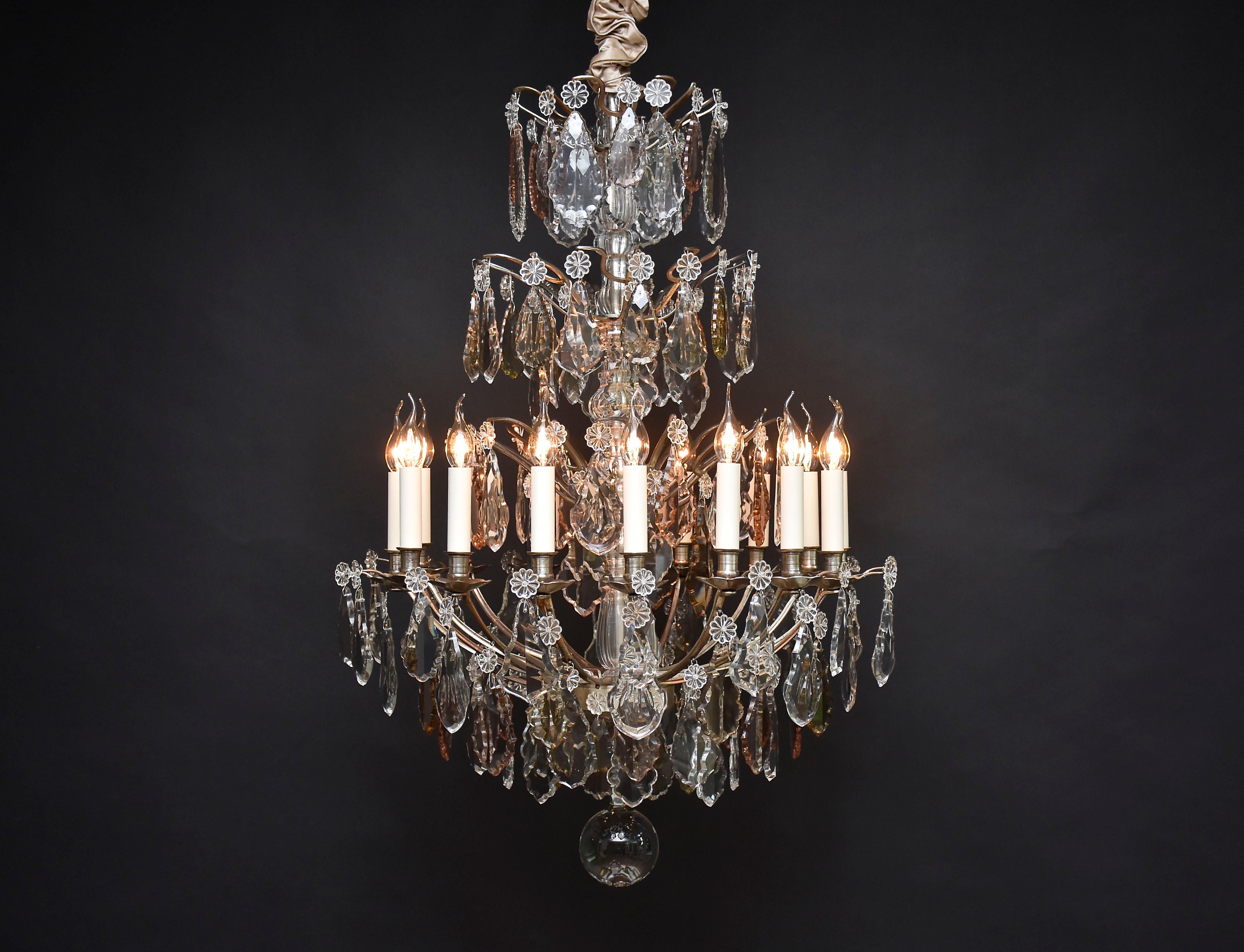 Französischer Kronleuchter aus dem 19. Jahrhundert mit Baccarat-Kristallen im Stil von Ludwig XV. im Angebot 3
