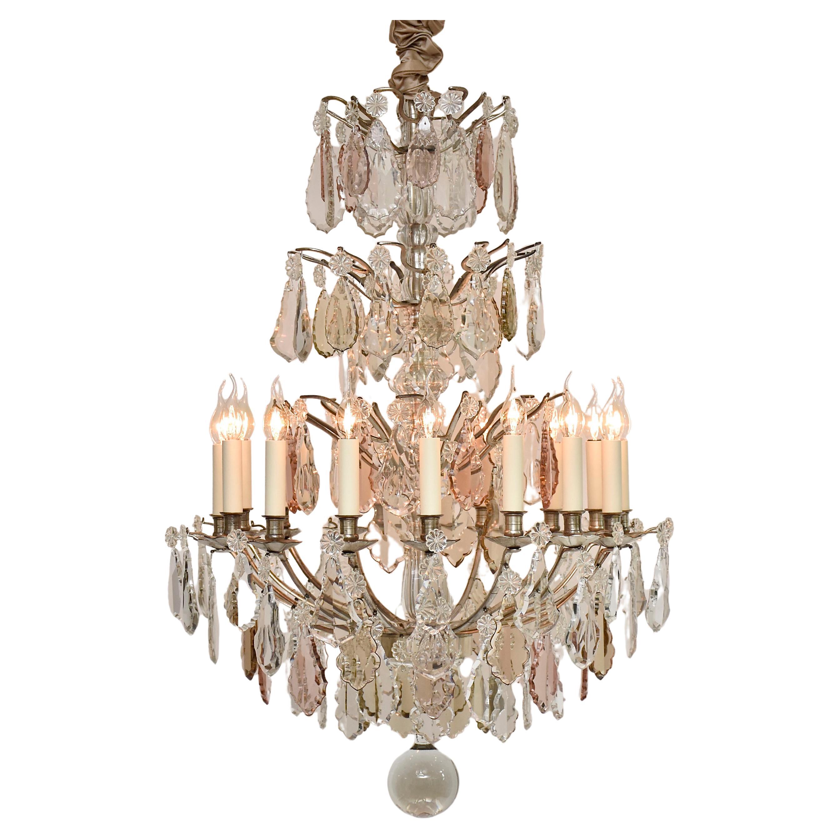Lustre français du XIXe siècle avec cristaux de Baccarat dans le style de Louis XV