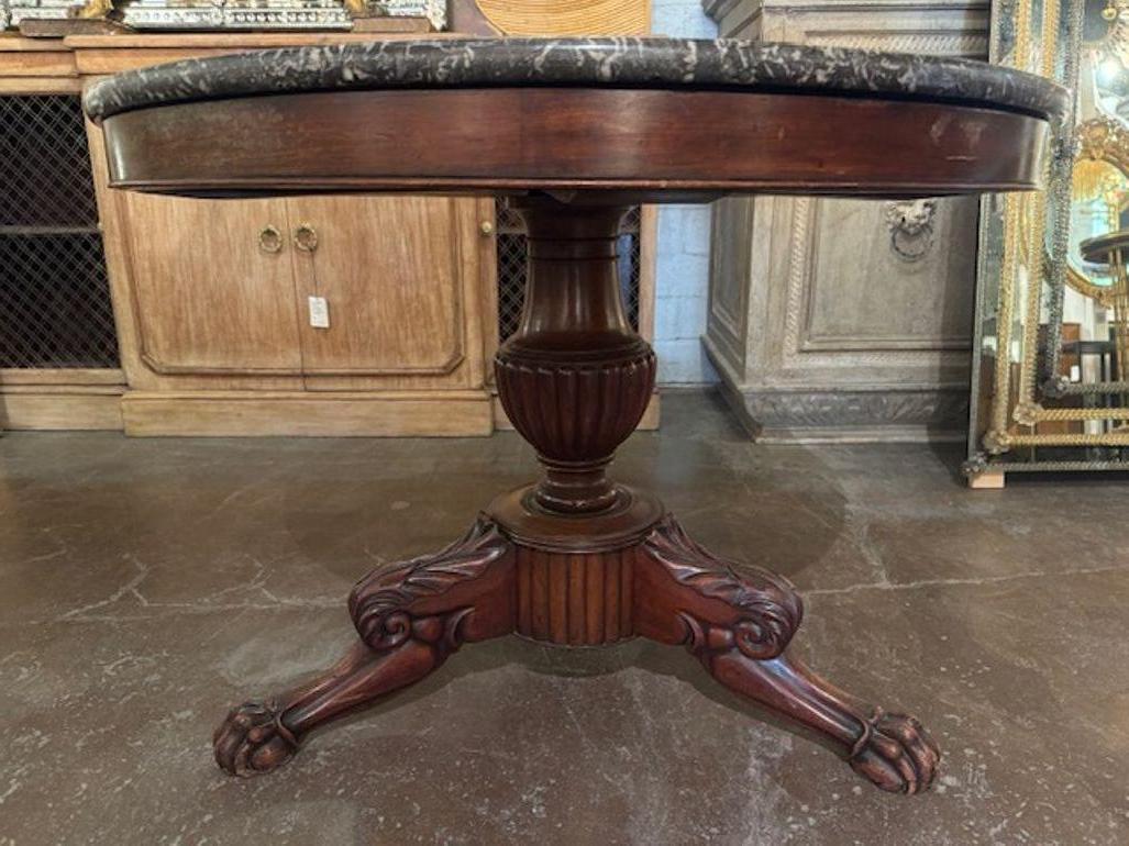 Preciosa mesa central francesa de caoba Charles X del siglo XIX, con tallas y una hermosa tapa de mármol gris. Una pieza elegante que seguro que impresiona. ¡Encantador! Alrededor de 1860
39w x 29h