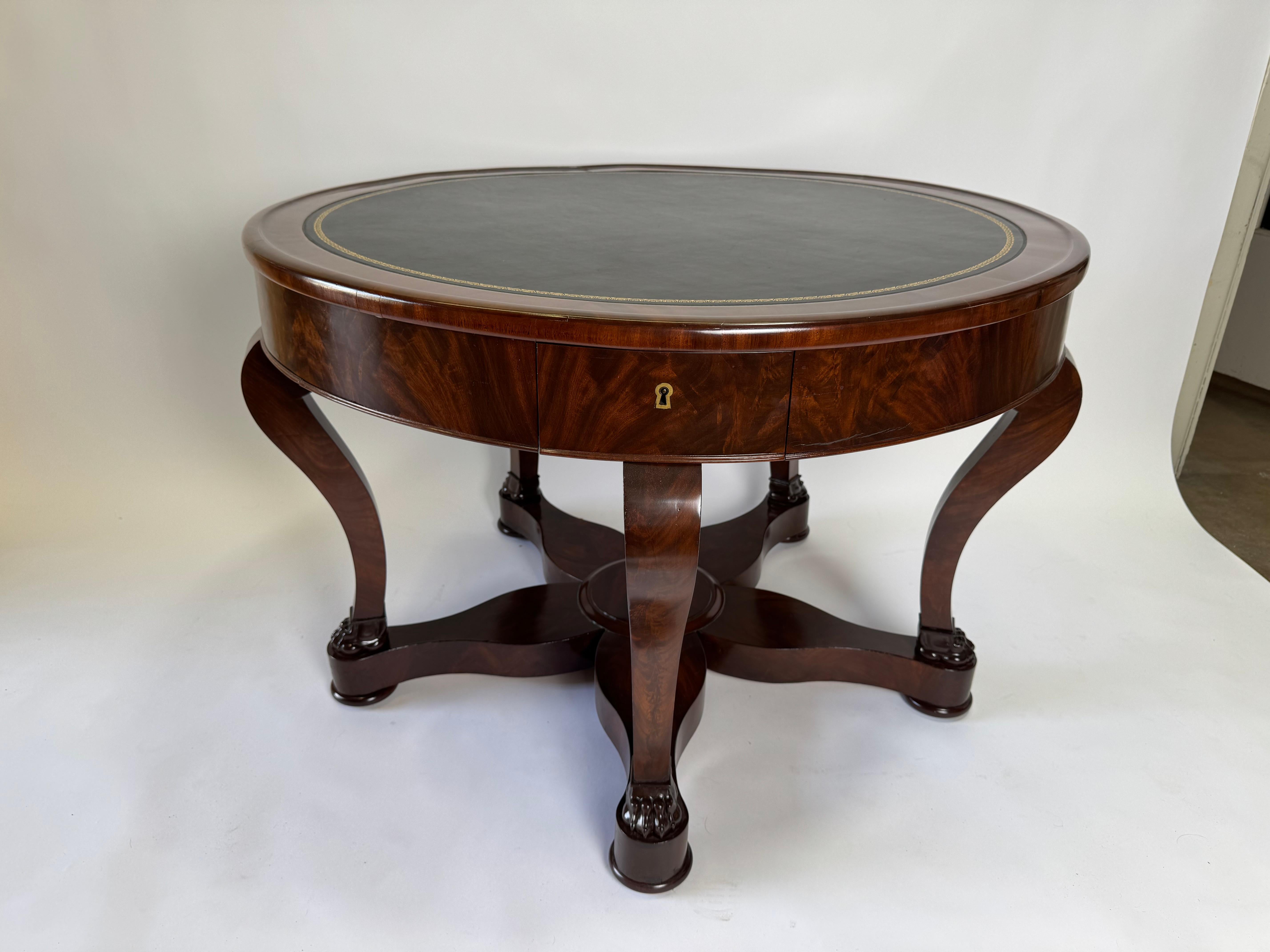Tavolo da centro in mogano Charles X del XIX secolo con piano in pelle nera in vendita 5