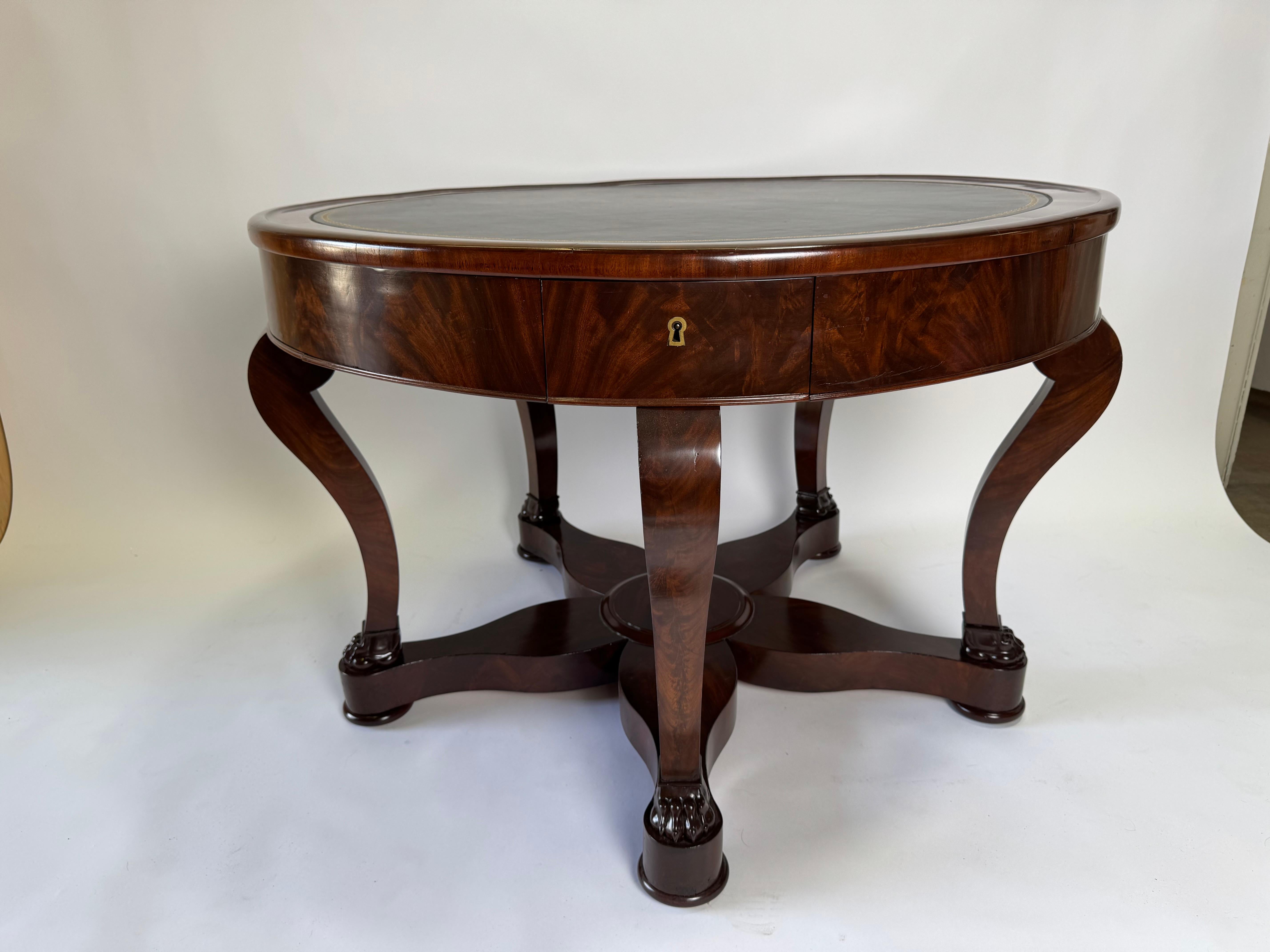 Tavolo da centro francese in mogano Charles X con cassetti e piano in pelle lavorata a mano
Questo bellissimo tavolo è perfetto per il centro di un ingresso o come tavolo da biblioteca.  Ha un bel mogano antico con un recente piano in pelle color