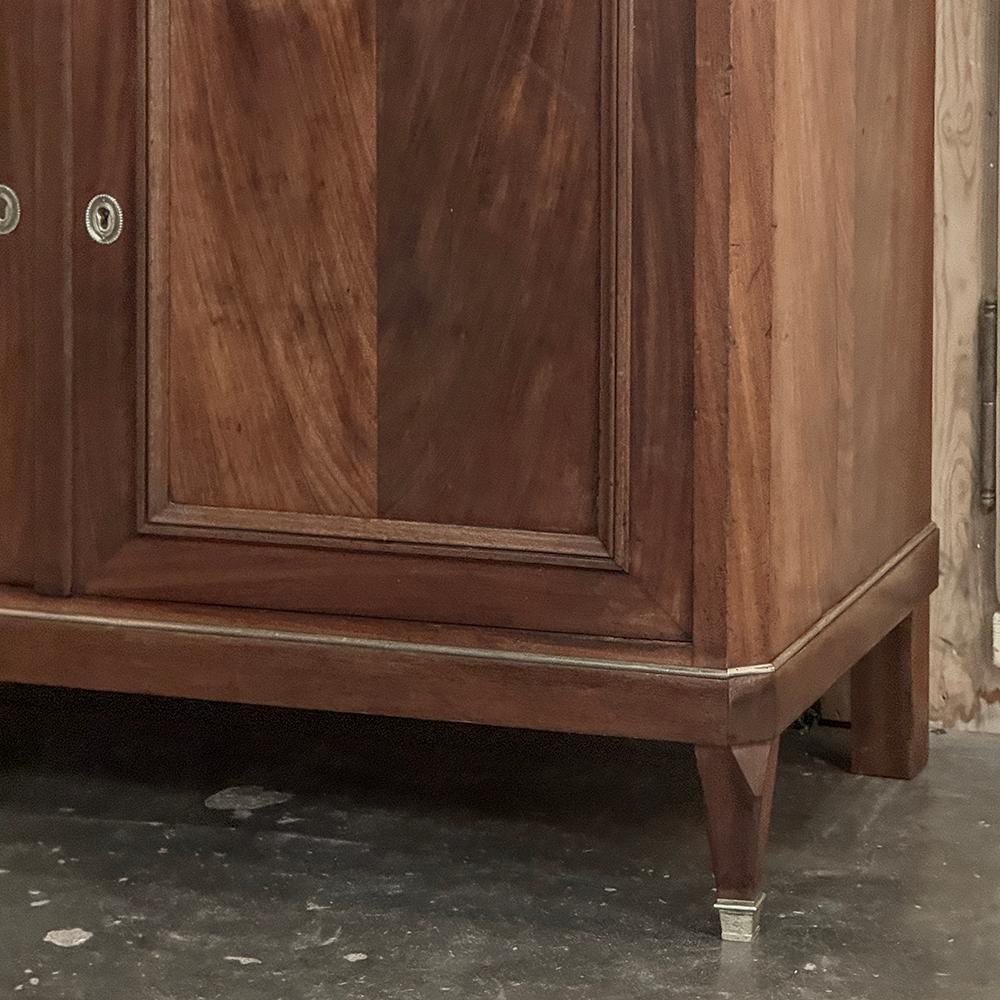 19th Century French Charles X Mahogany Marble Top Buffet Latón en venta