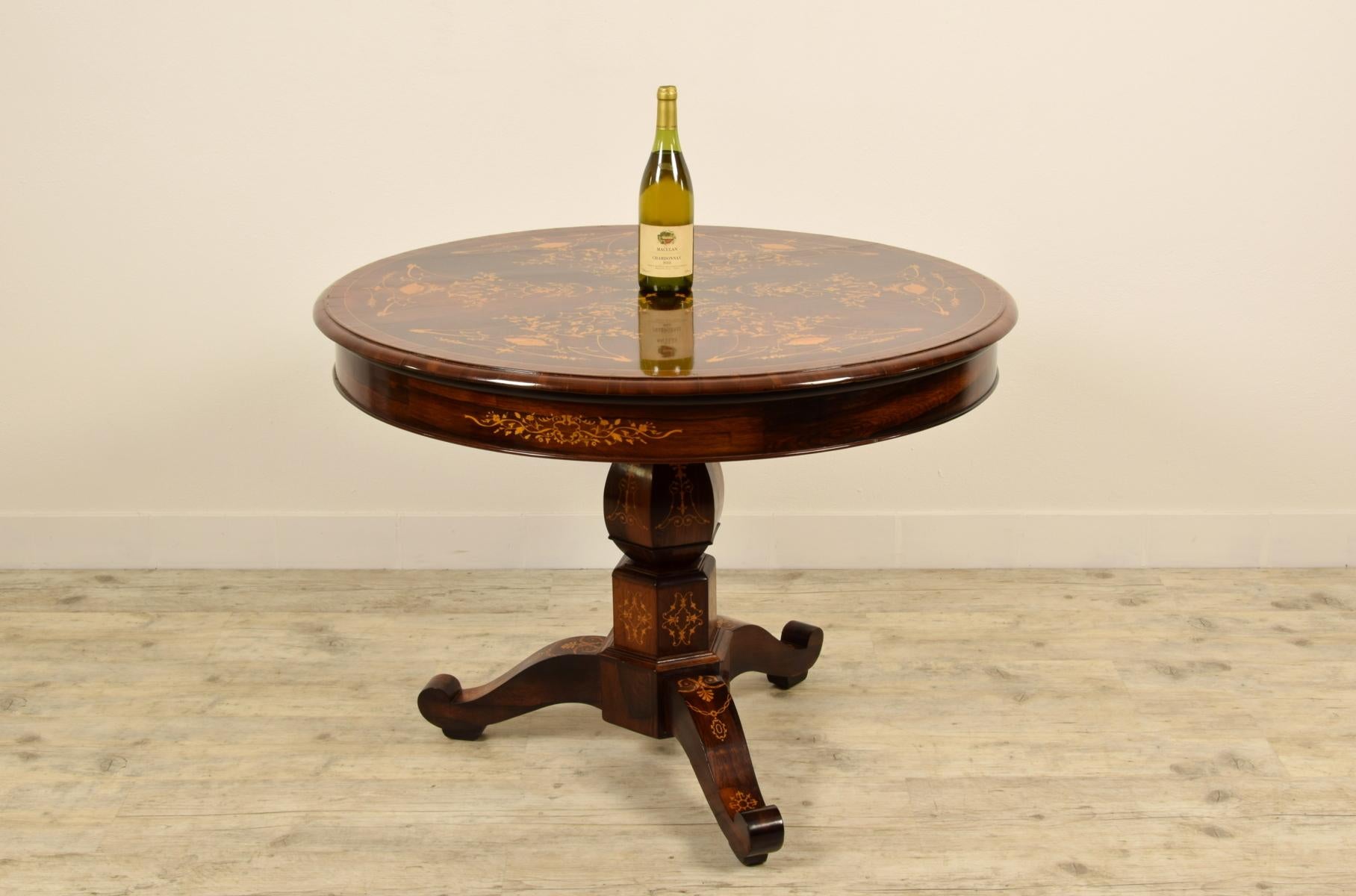 19th century French Charles X paved and inlaid centre table with round top

Elegant central table made in France in the Charles X period, paved with different woods. The circular plane rests on a tripod body with final volutes.
The refined wood
