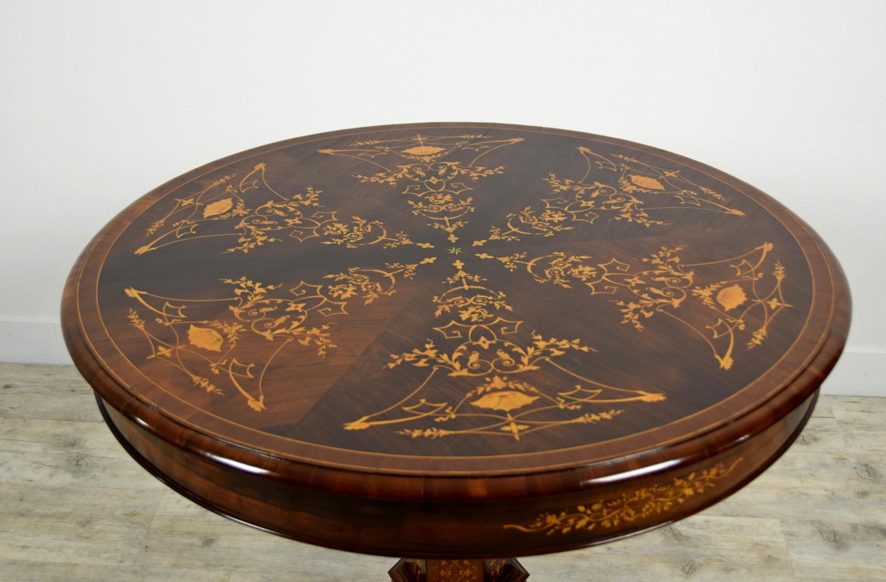 19th Century French Charles X Paved and Inlaid Centre Table with Round Top For Sale 4
