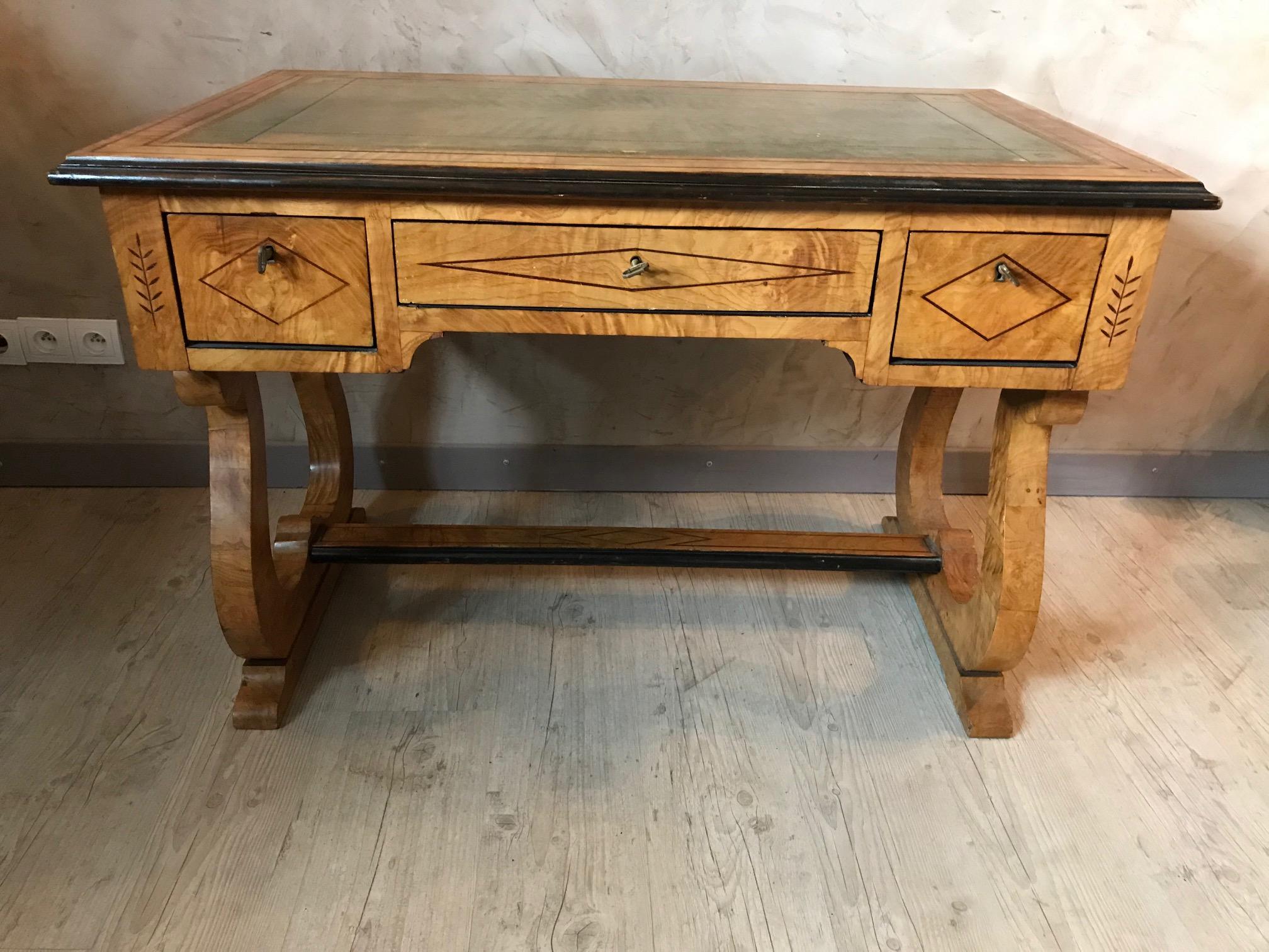 19th Century French Charles X Style Sycamore Veneer and Leather Desk, 1890s In Good Condition In LEGNY, FR