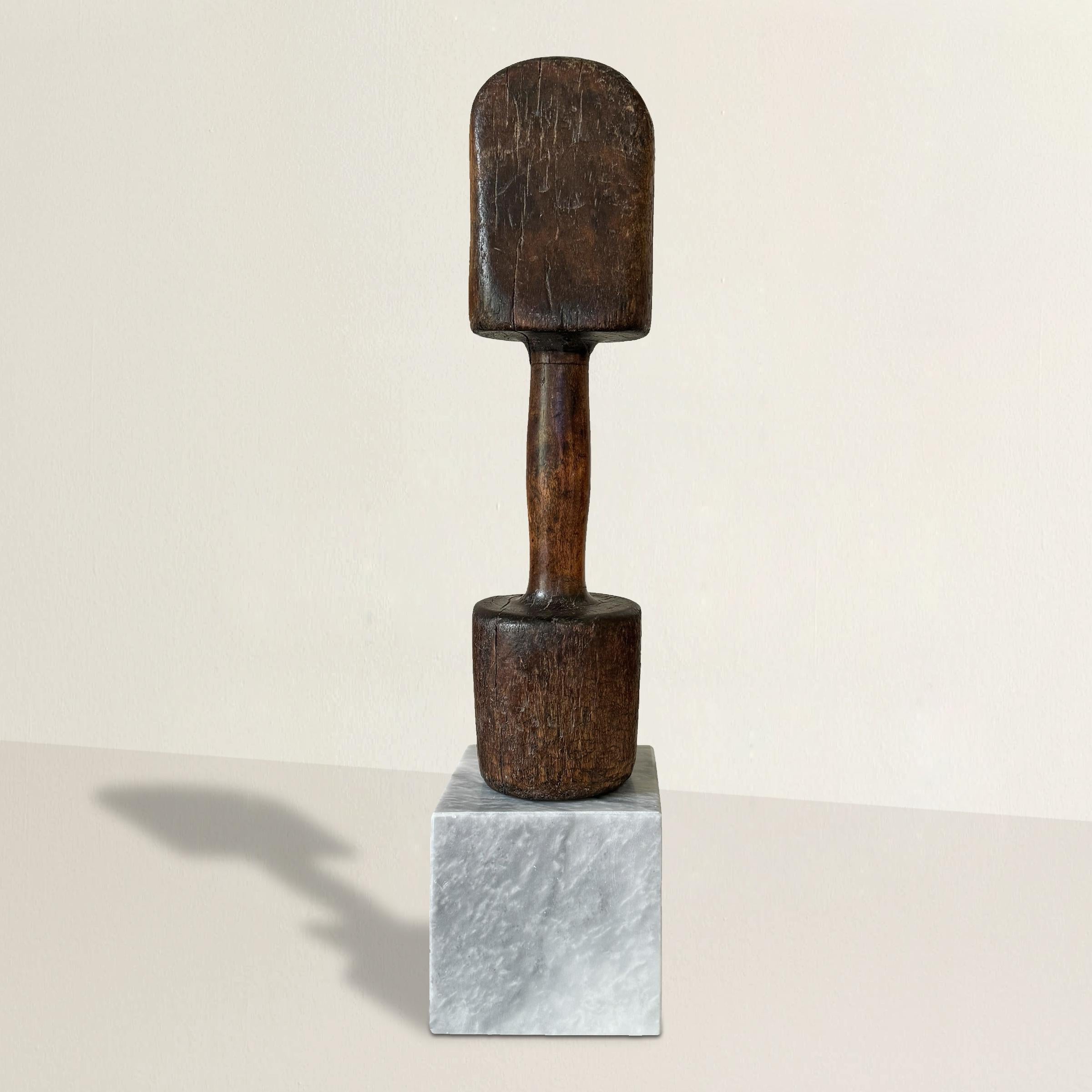 Questo pestacarne francese del XIX secolo, intagliato nel legno di noce, ha un aspetto affascinante e consumato che solo secoli di utilizzo possono dare. Un'estremità è un martello rotondo, simile a un maglio, mentre l'altra si assottiglia in un