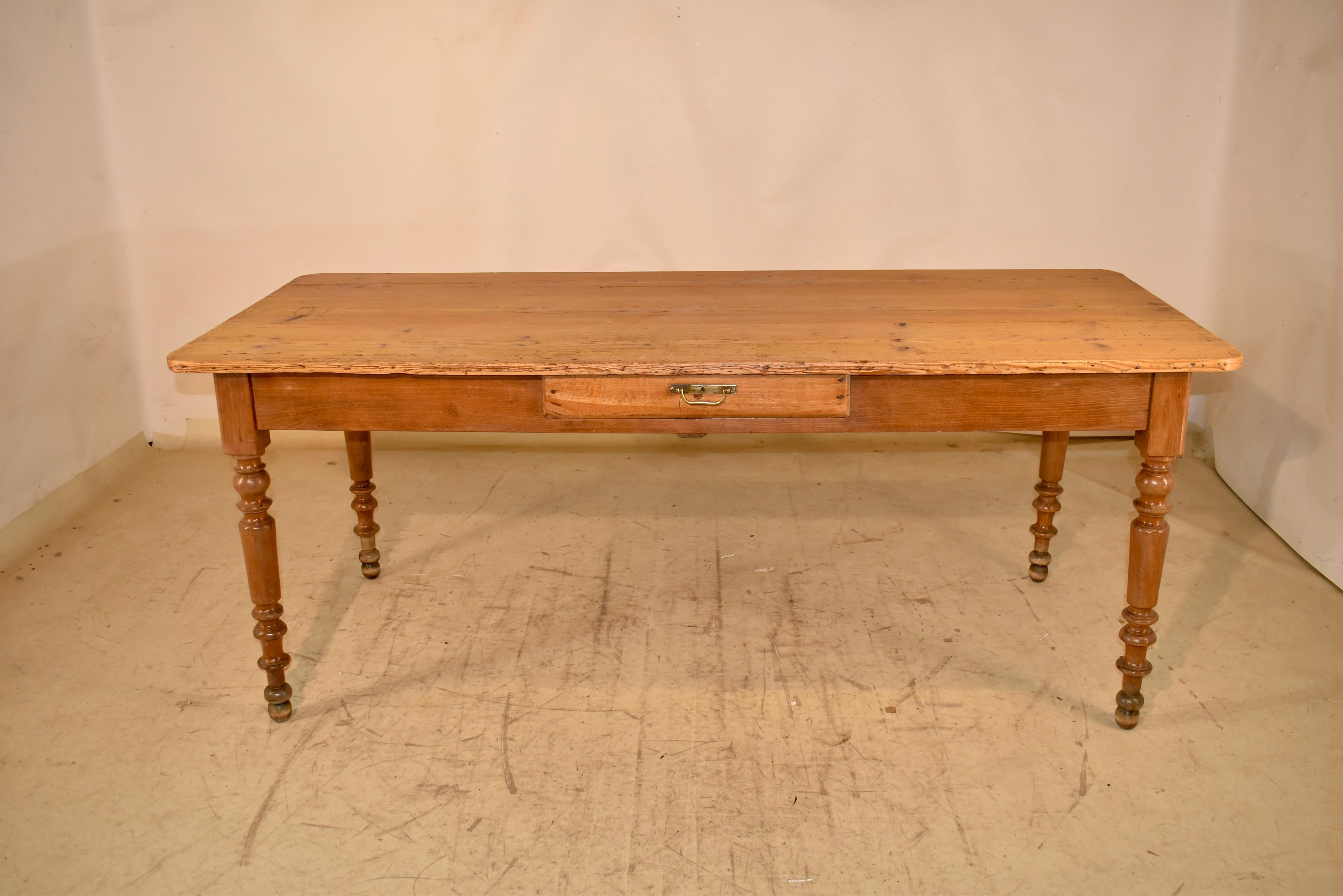 Mesa de granja francesa de principios del siglo XIX, hacia 1820-1840.  

Se trata de una mesa de granja muy querida, con tablero de pino de tres tablones fregado, ¡que tiene mucho carácter!  La parte superior está muy desgastada por siglos de uso, y