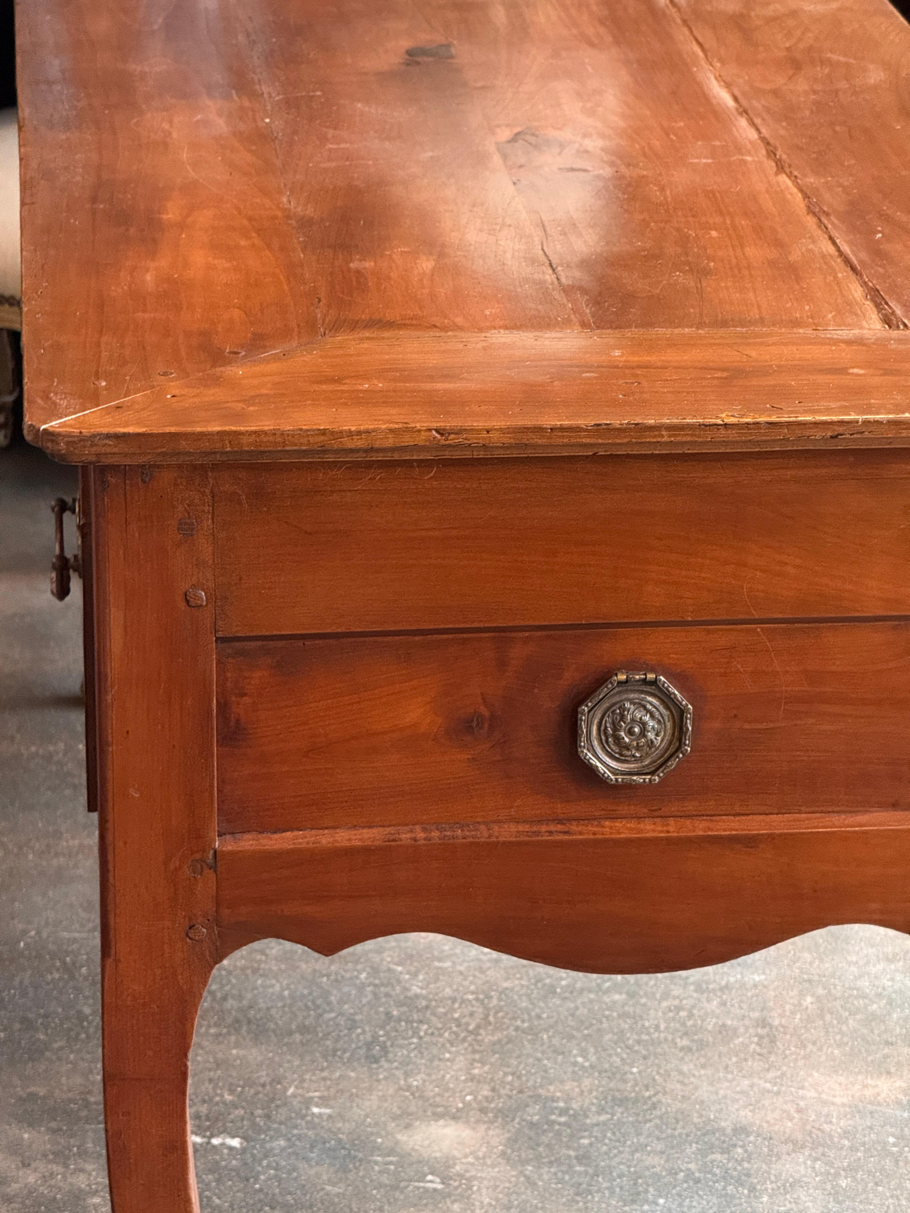 19th Century French Cherry Desk With Cabriole Legs in vendita 4