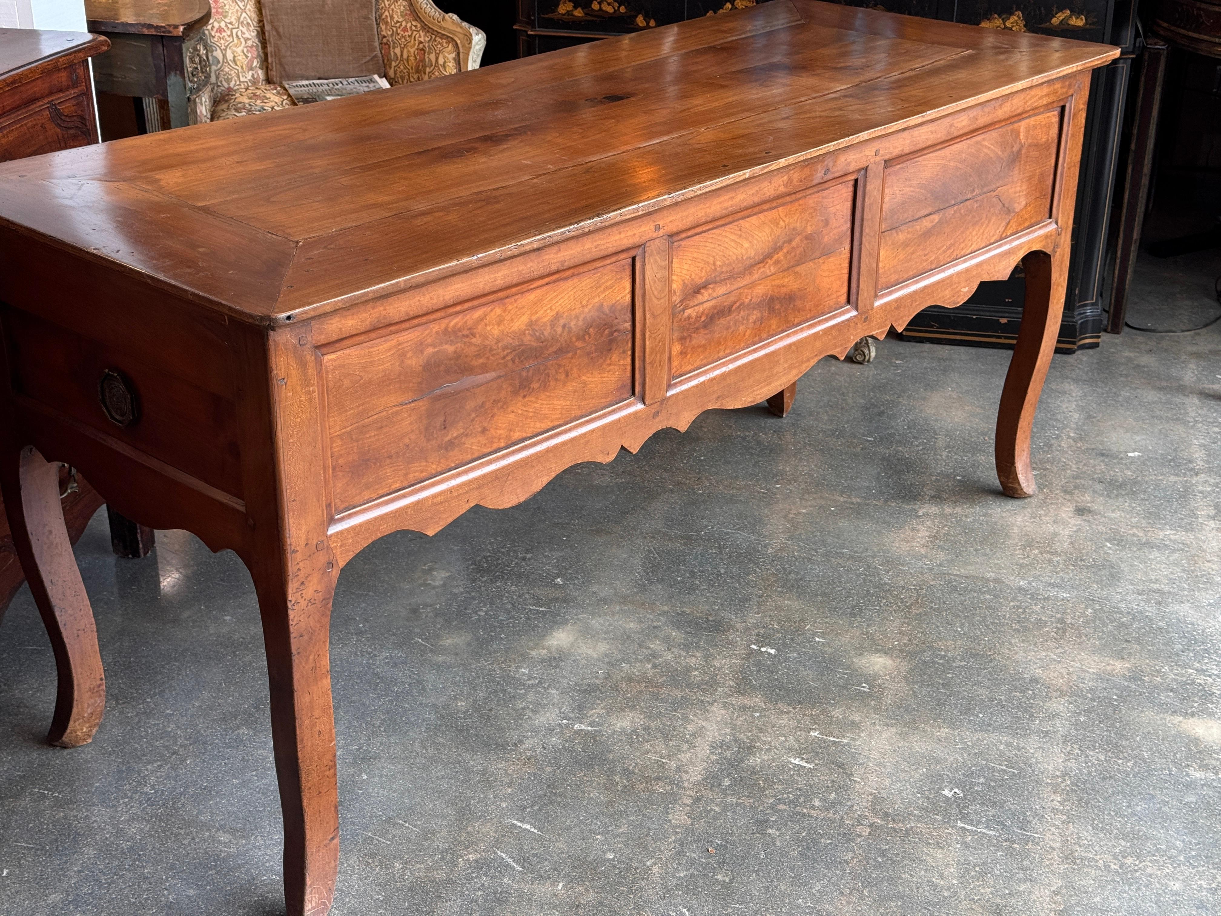 19th Century French Cherry Desk With Cabriole Legs in vendita 5