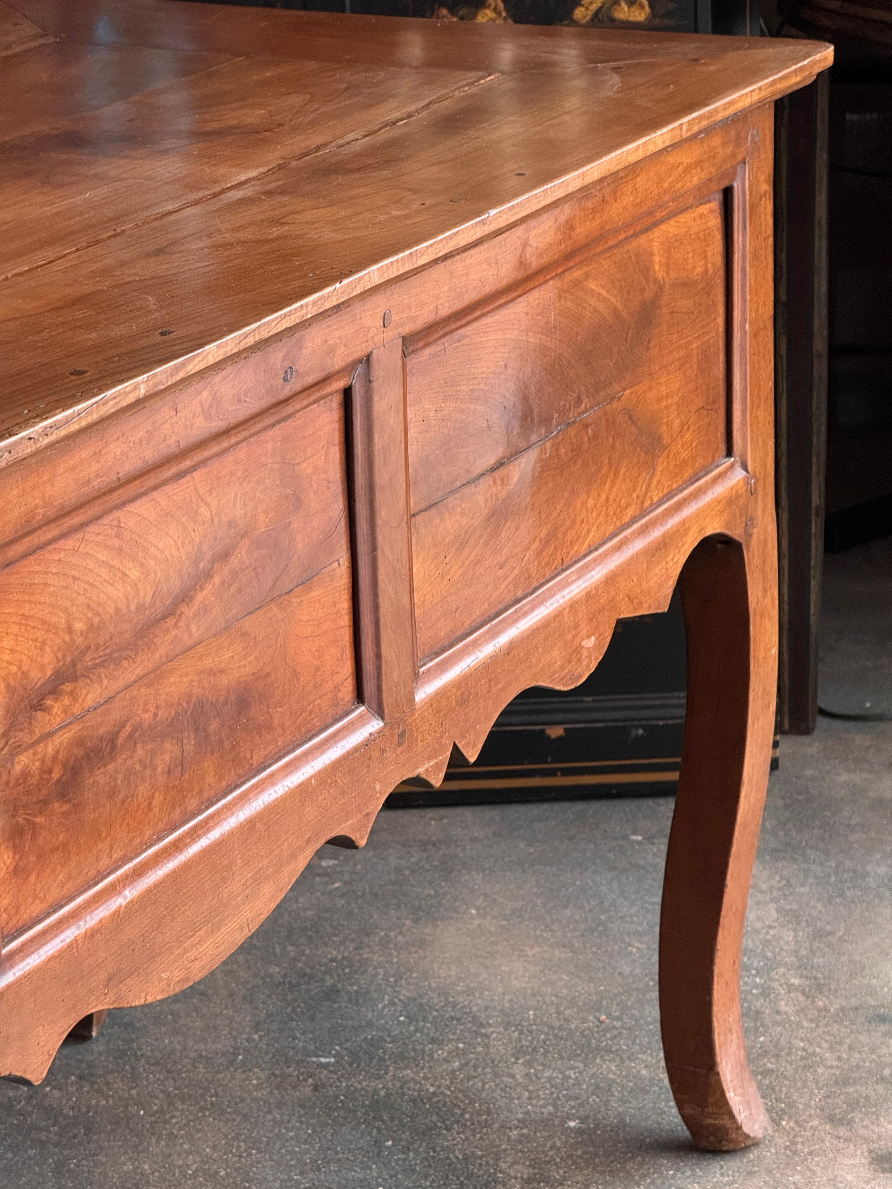 19th Century French Cherry Desk With Cabriole Legs in vendita 7