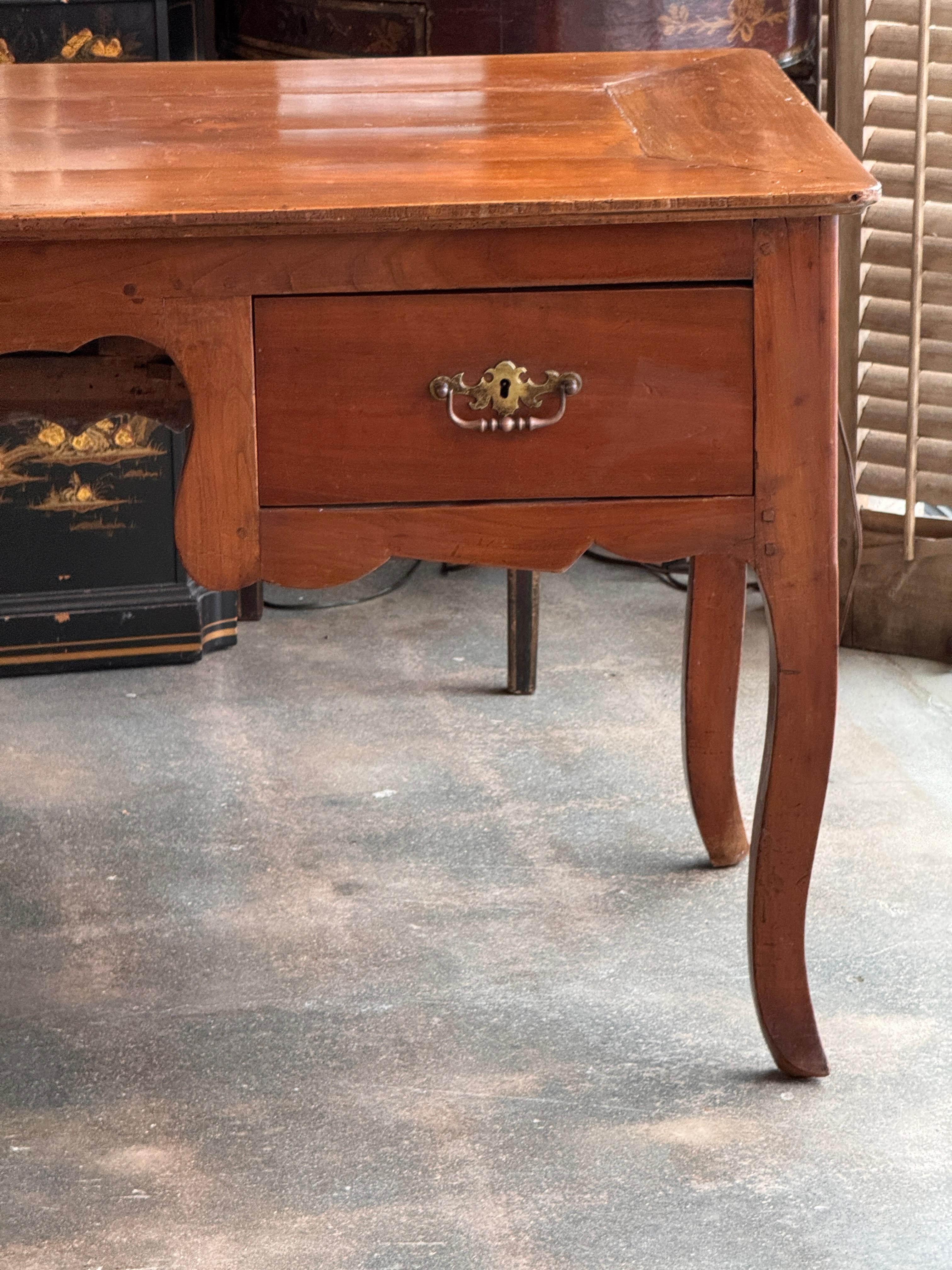 19th Century French Cherry Desk With Cabriole Legs In condizioni buone in vendita a Charlottesville, VA