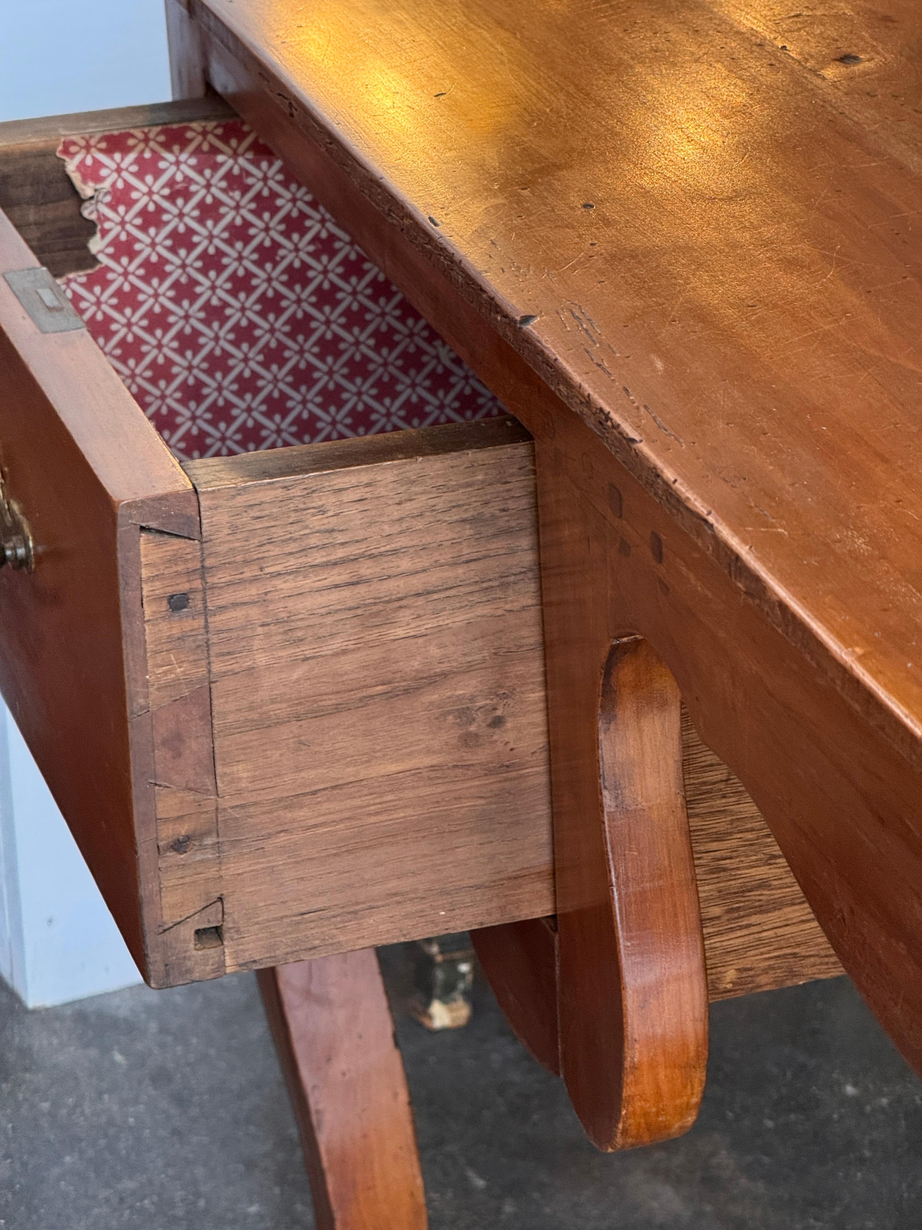 Ciliegio 19th Century French Cherry Desk With Cabriole Legs in vendita