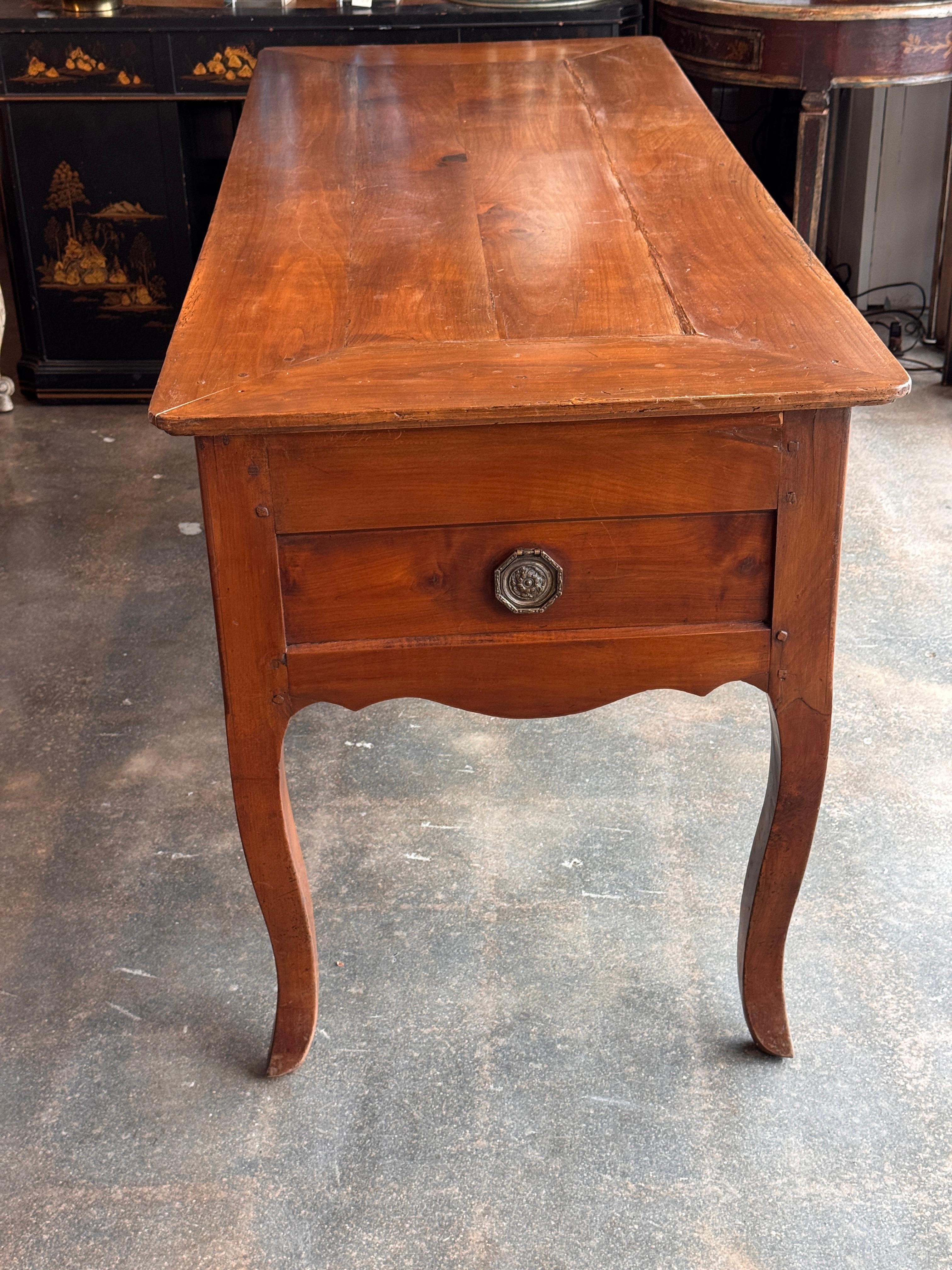 19th Century French Cherry Desk With Cabriole Legs in vendita 3