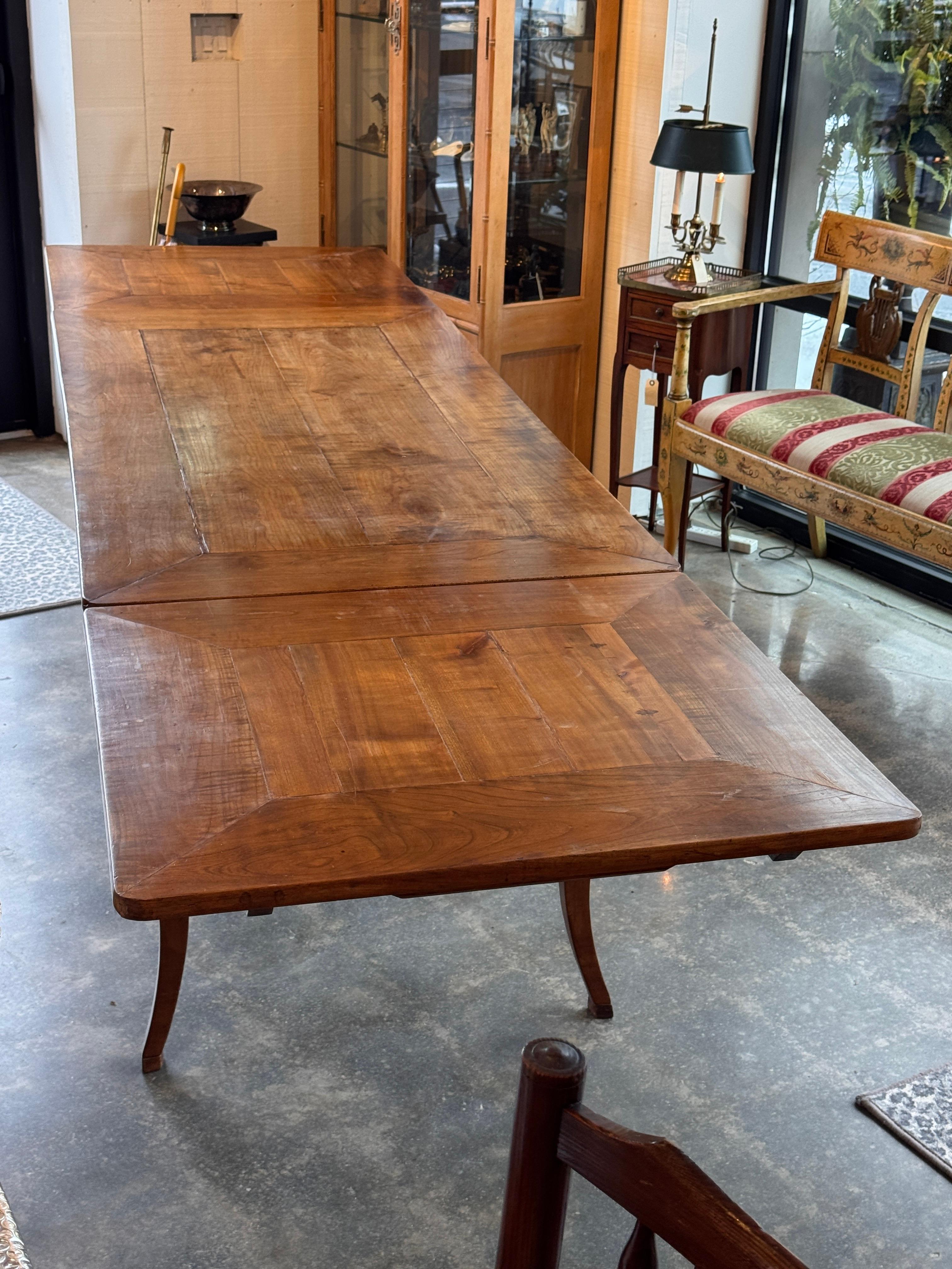 19th Century French Cherry Extension Farm Table With Cabriole Legs in vendita 4