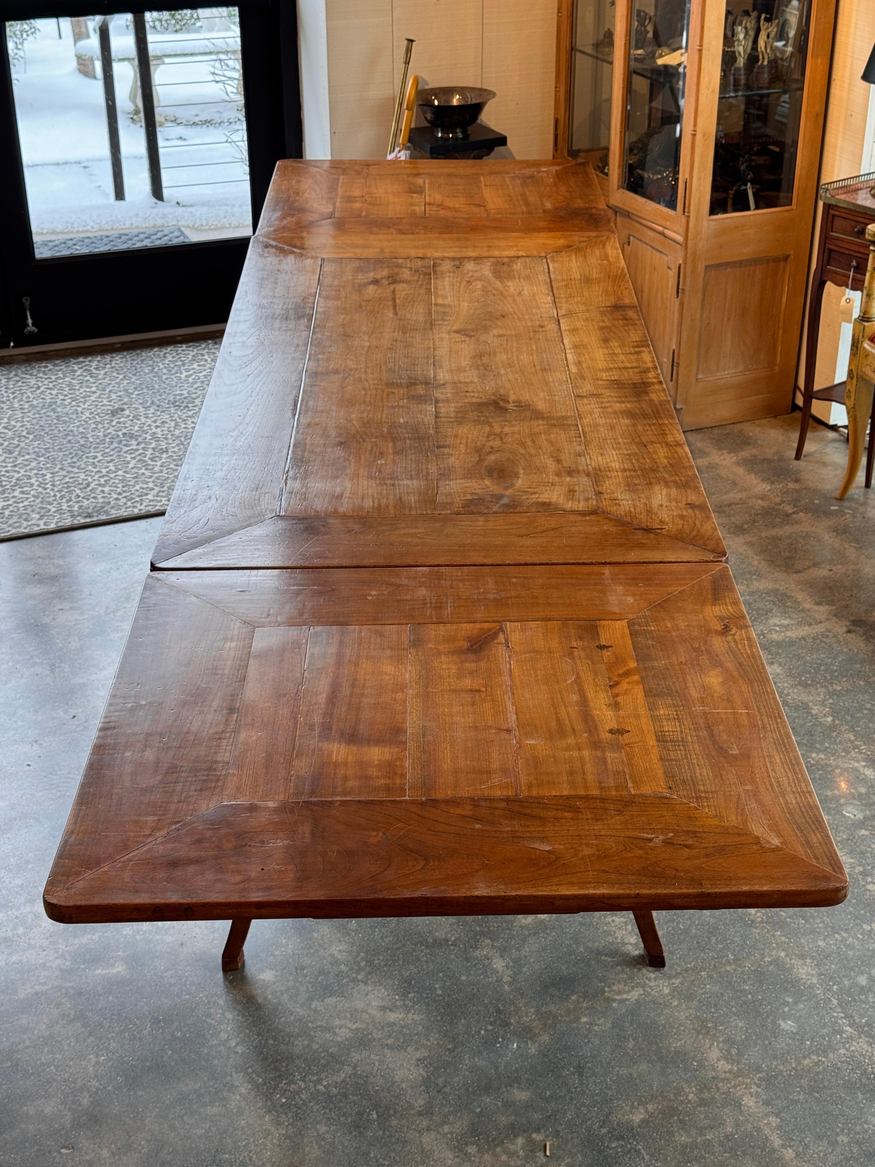 19th Century French Cherry Extension Farm Table With Cabriole Legs in vendita 5