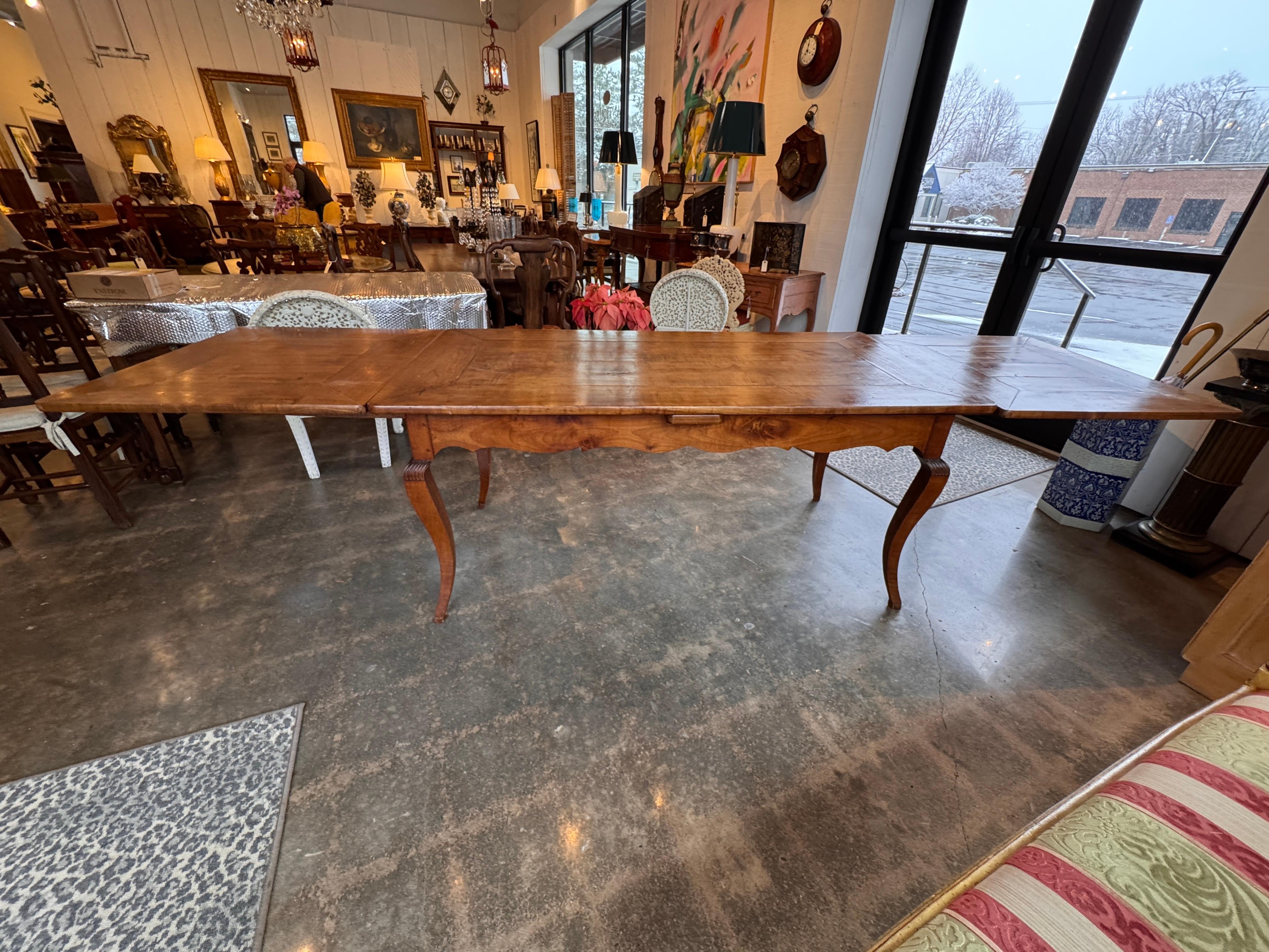 19th Century French Cherry Extension Farm Table With Cabriole Legs in vendita 6