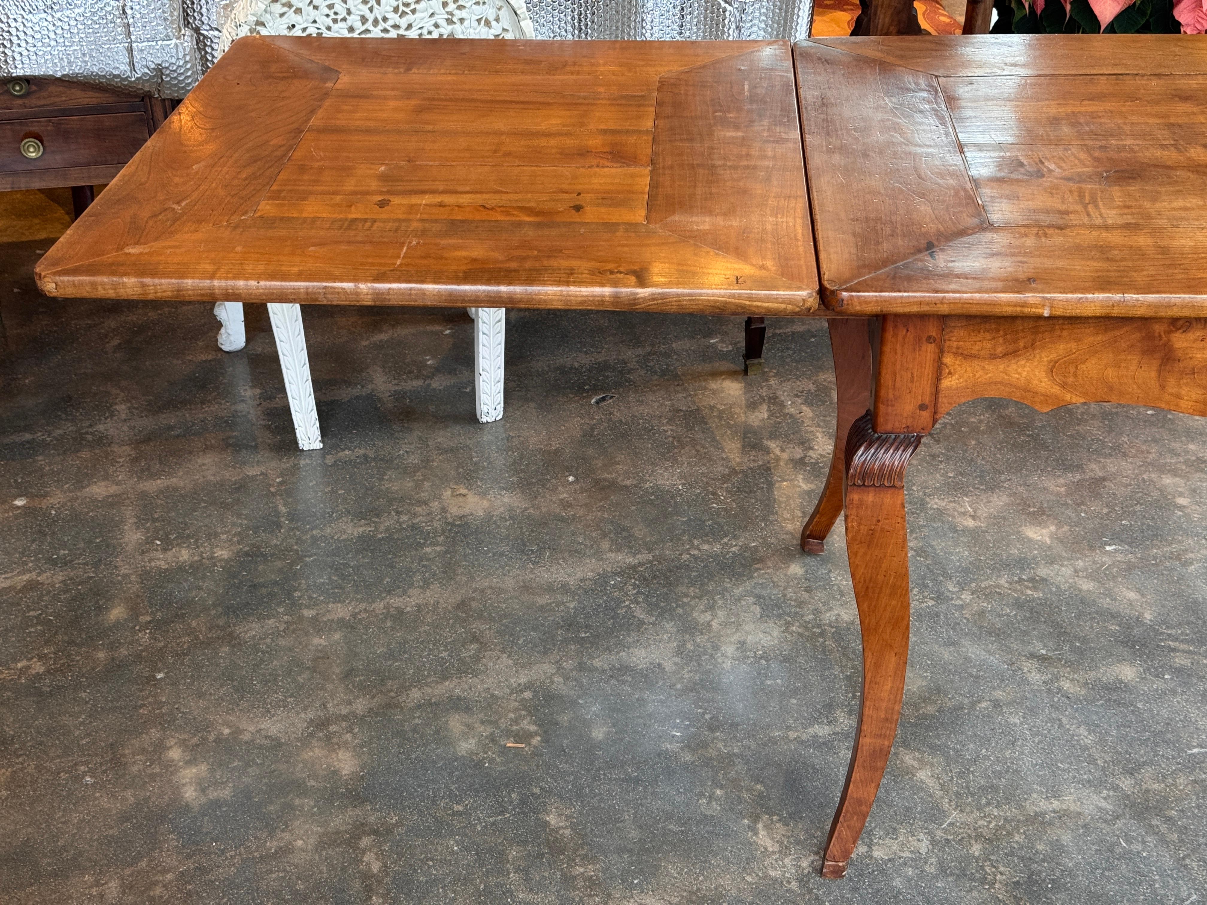 19th Century French Cherry Extension Farm Table With Cabriole Legs in vendita 7