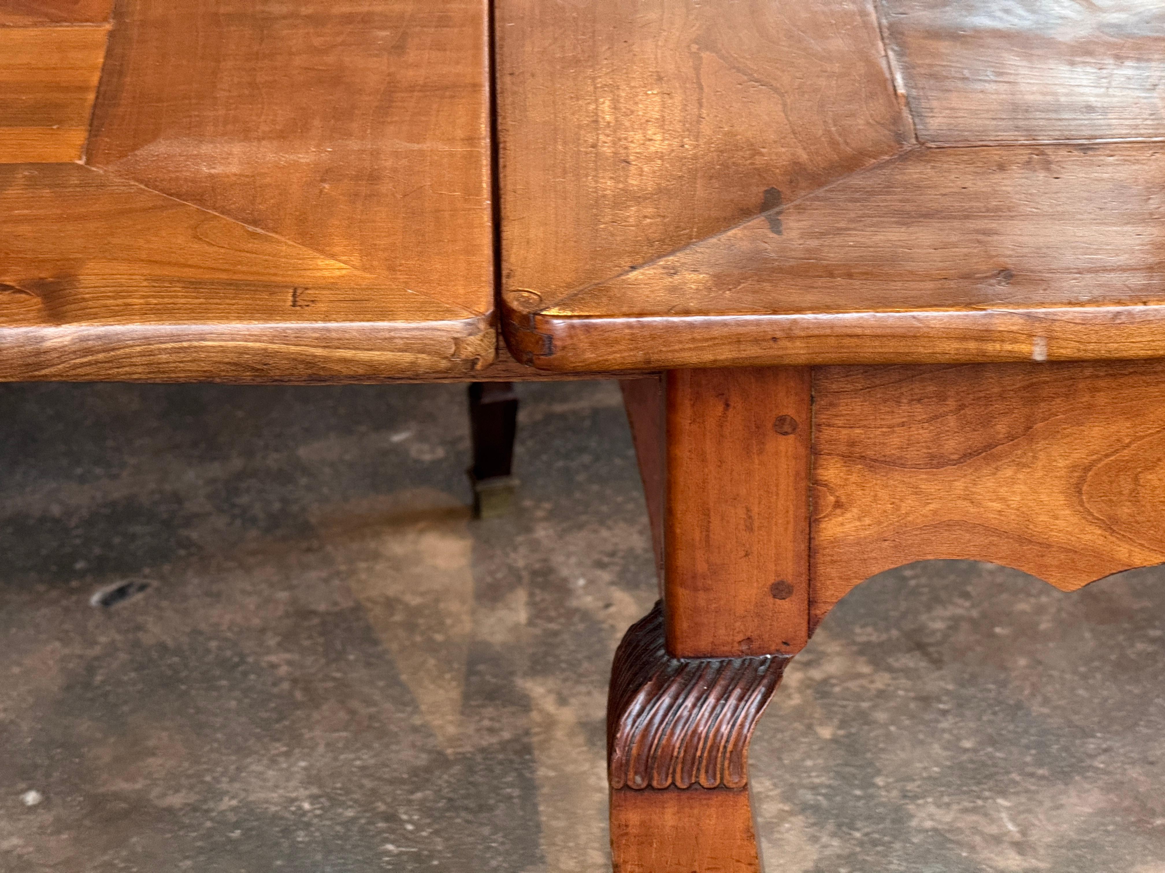 19th Century French Cherry Extension Farm Table With Cabriole Legs in vendita 8