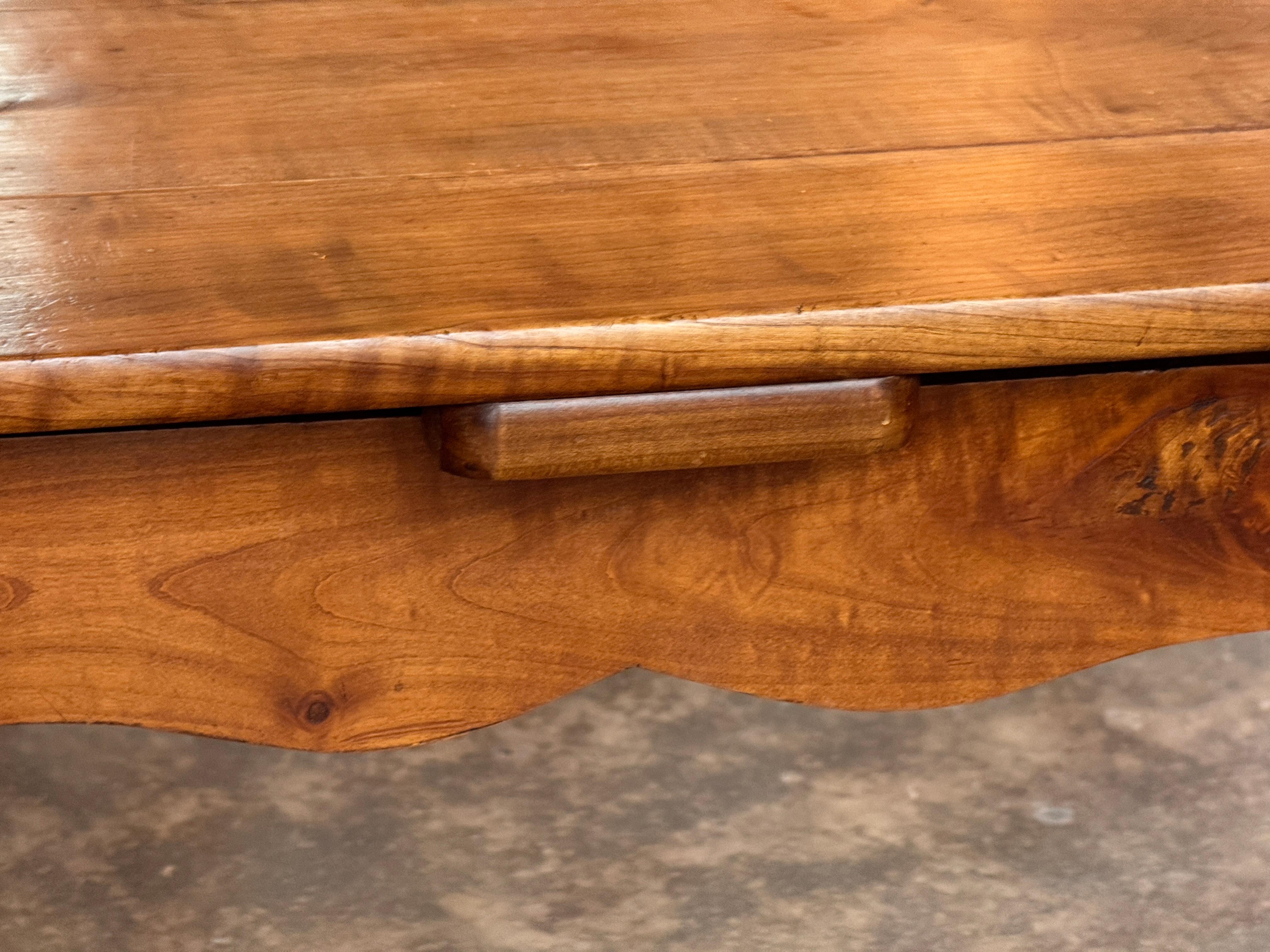 19th Century French Cherry Extension Farm Table With Cabriole Legs in vendita 9