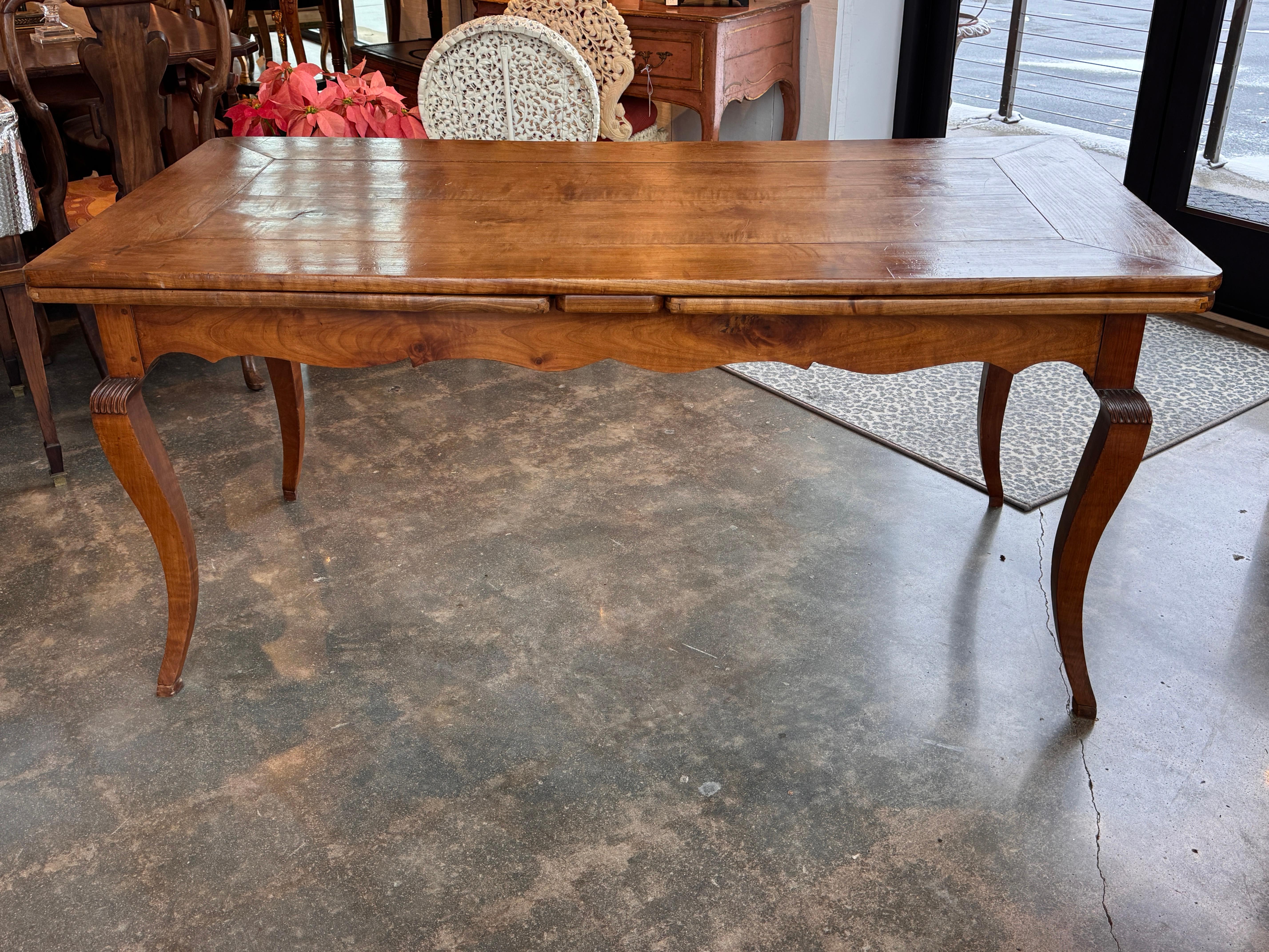 Francese 19th Century French Cherry Extension Farm Table With Cabriole Legs in vendita
