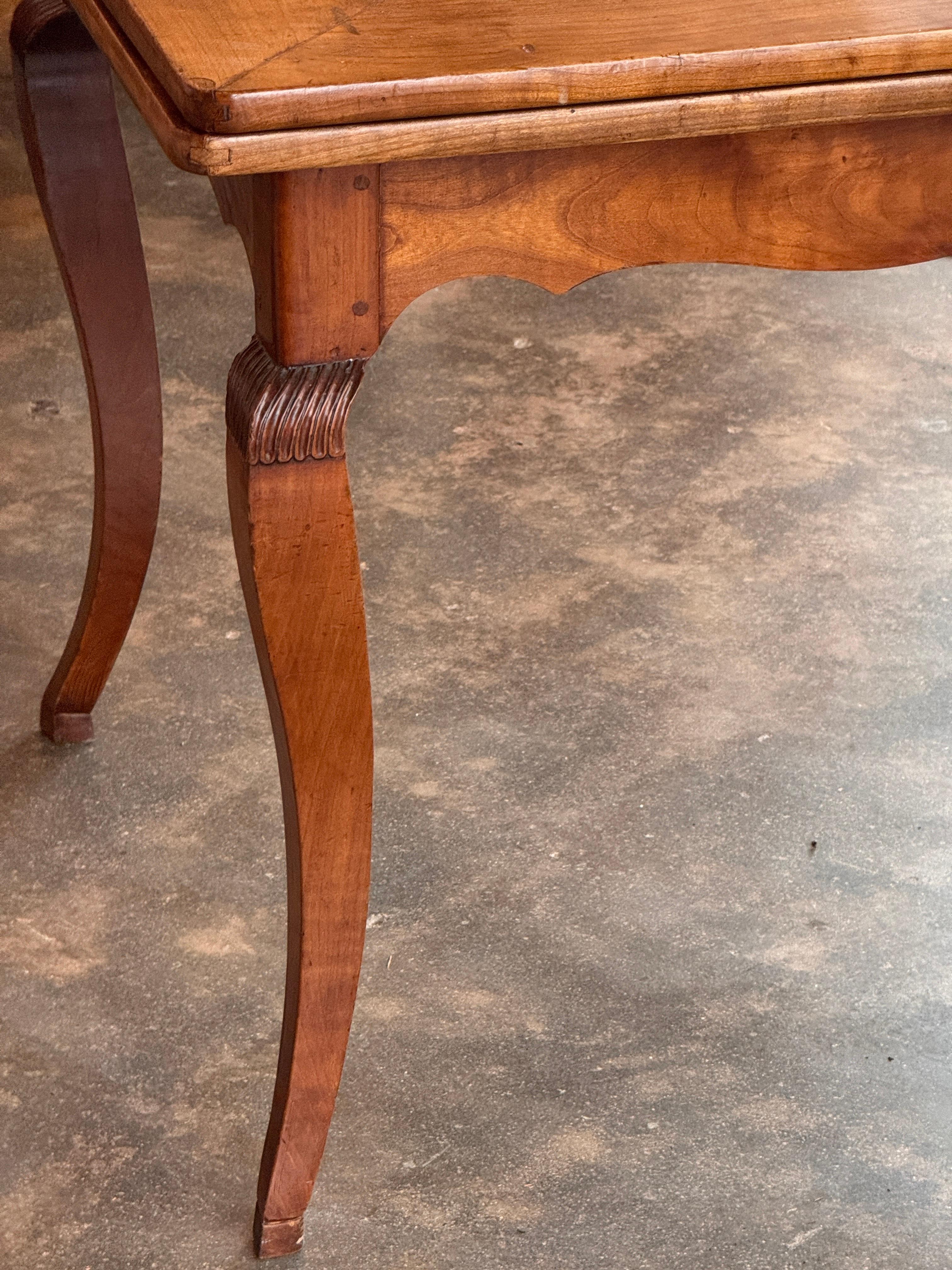 19th Century French Cherry Extension Farm Table With Cabriole Legs In condizioni buone in vendita a Charlottesville, VA