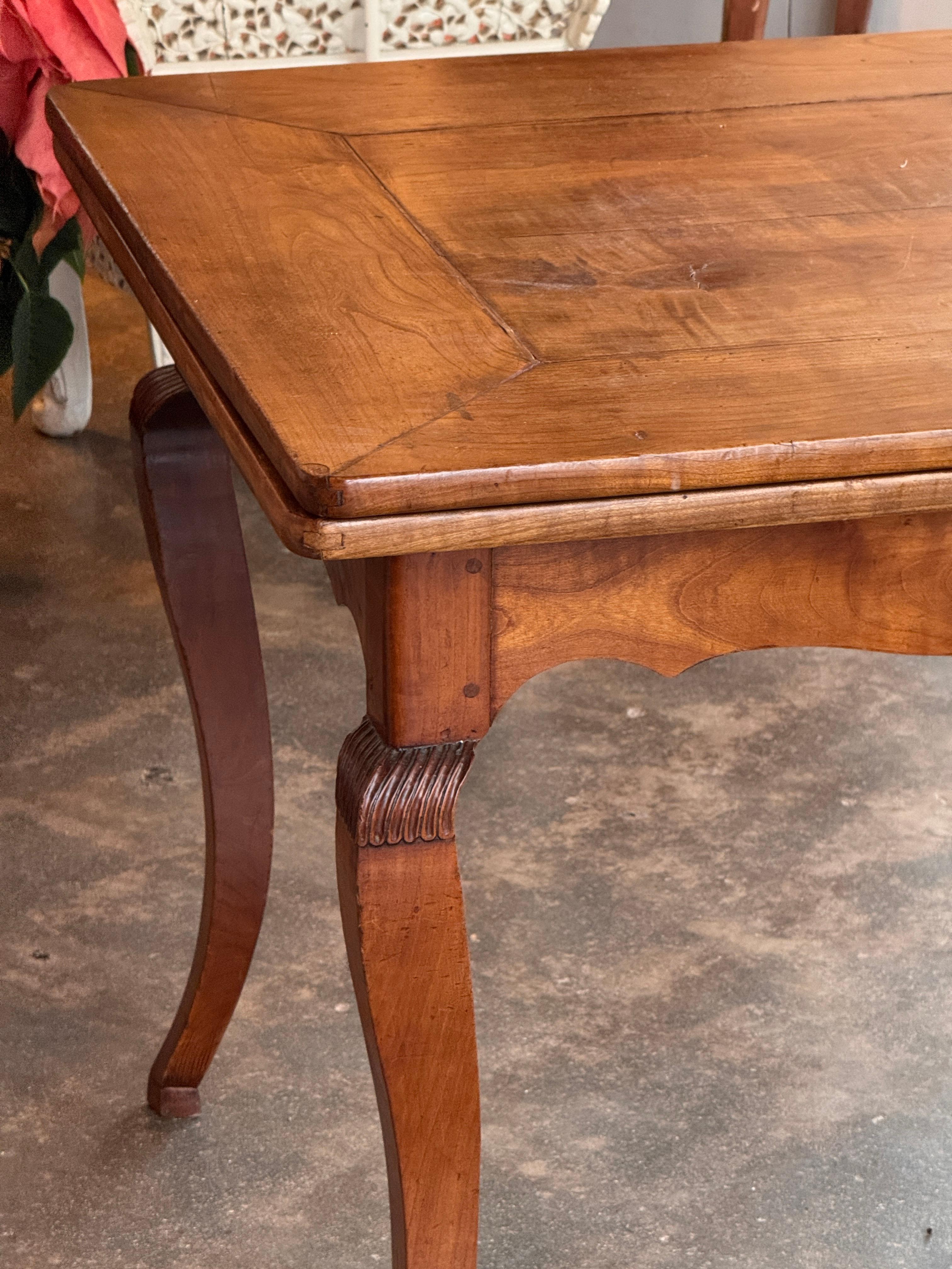 XIX secolo 19th Century French Cherry Extension Farm Table With Cabriole Legs in vendita
