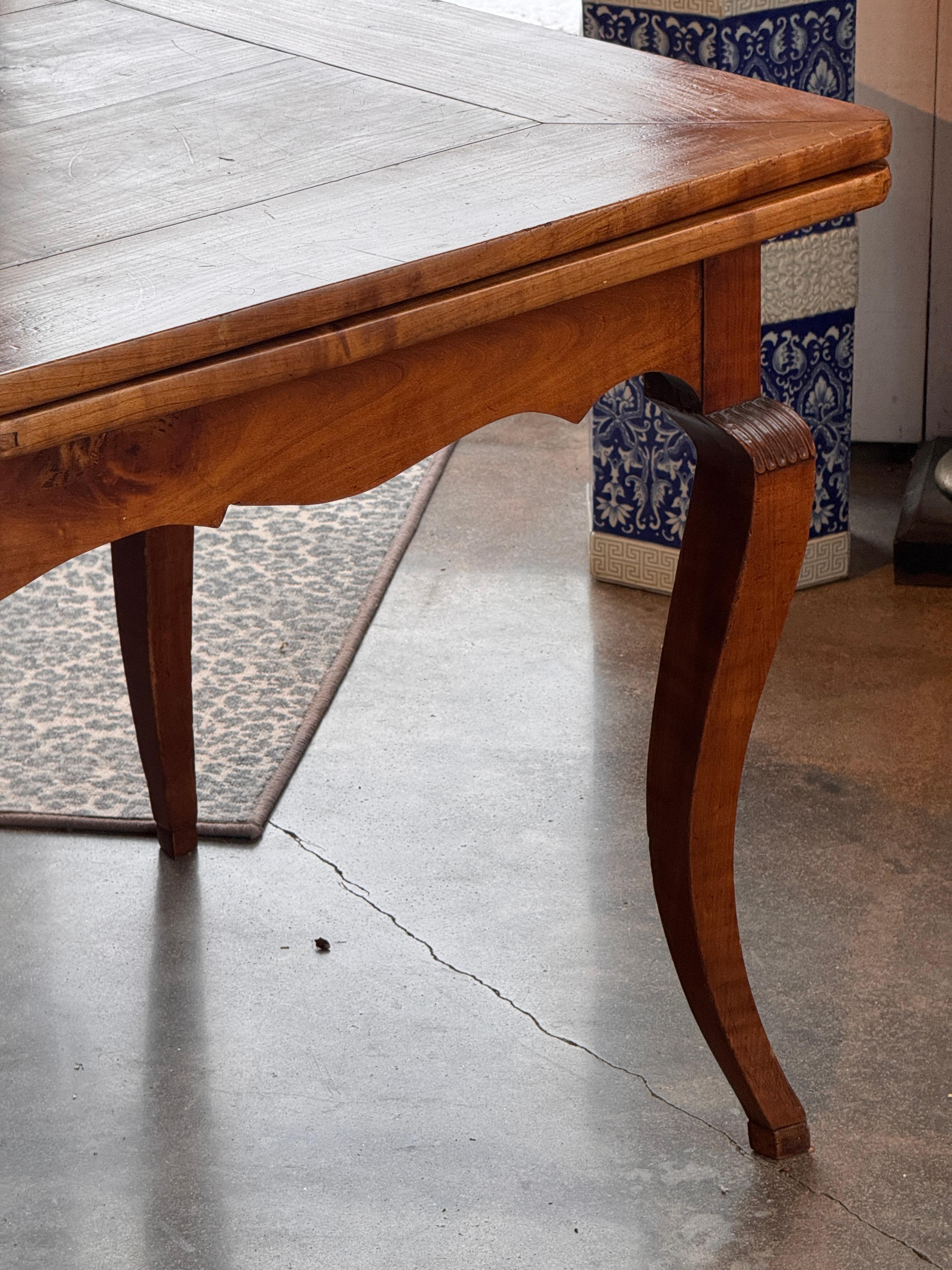 Ciliegio 19th Century French Cherry Extension Farm Table With Cabriole Legs in vendita