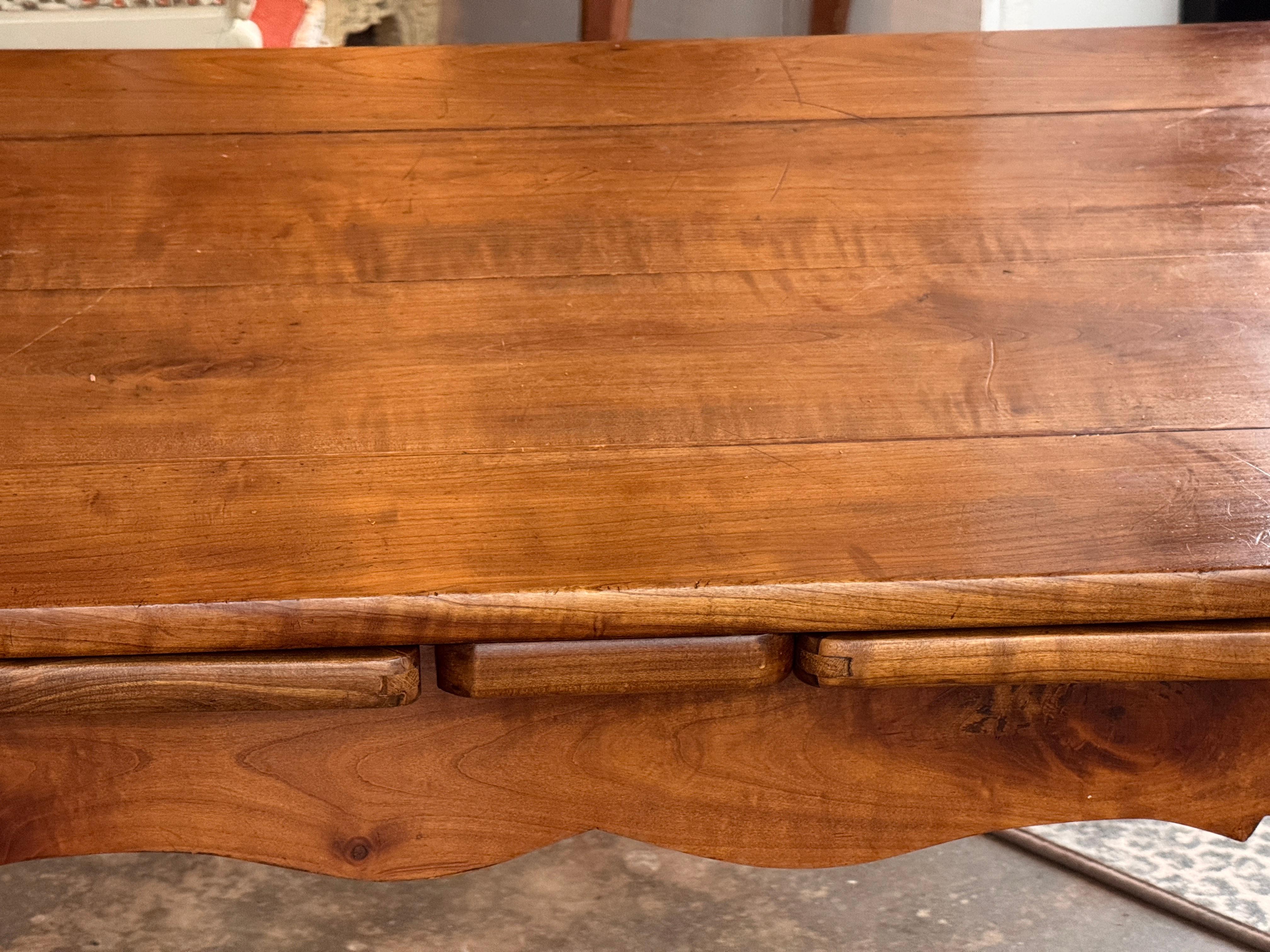 19th Century French Cherry Extension Farm Table With Cabriole Legs in vendita 1
