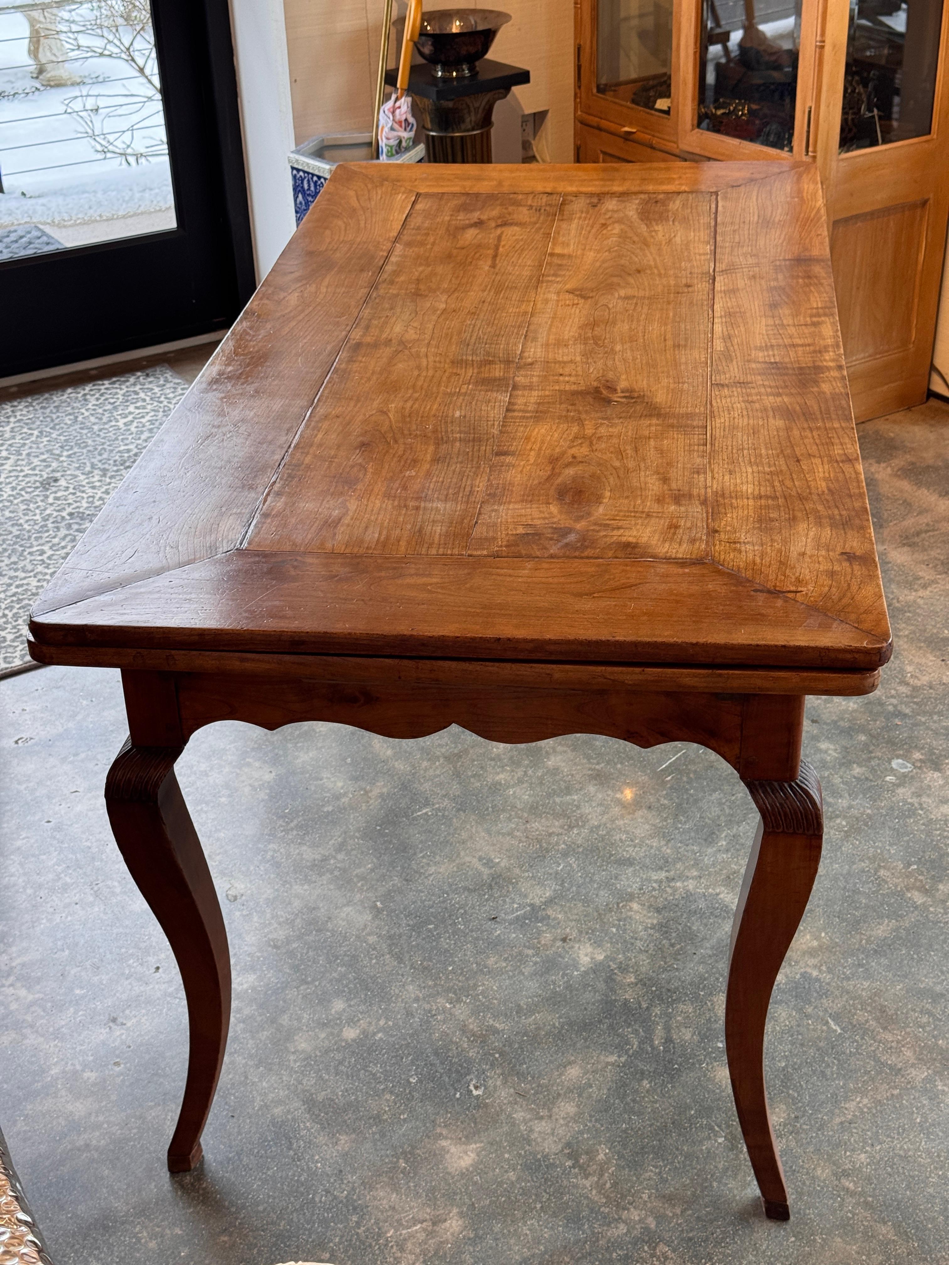 19th Century French Cherry Extension Farm Table With Cabriole Legs in vendita 2