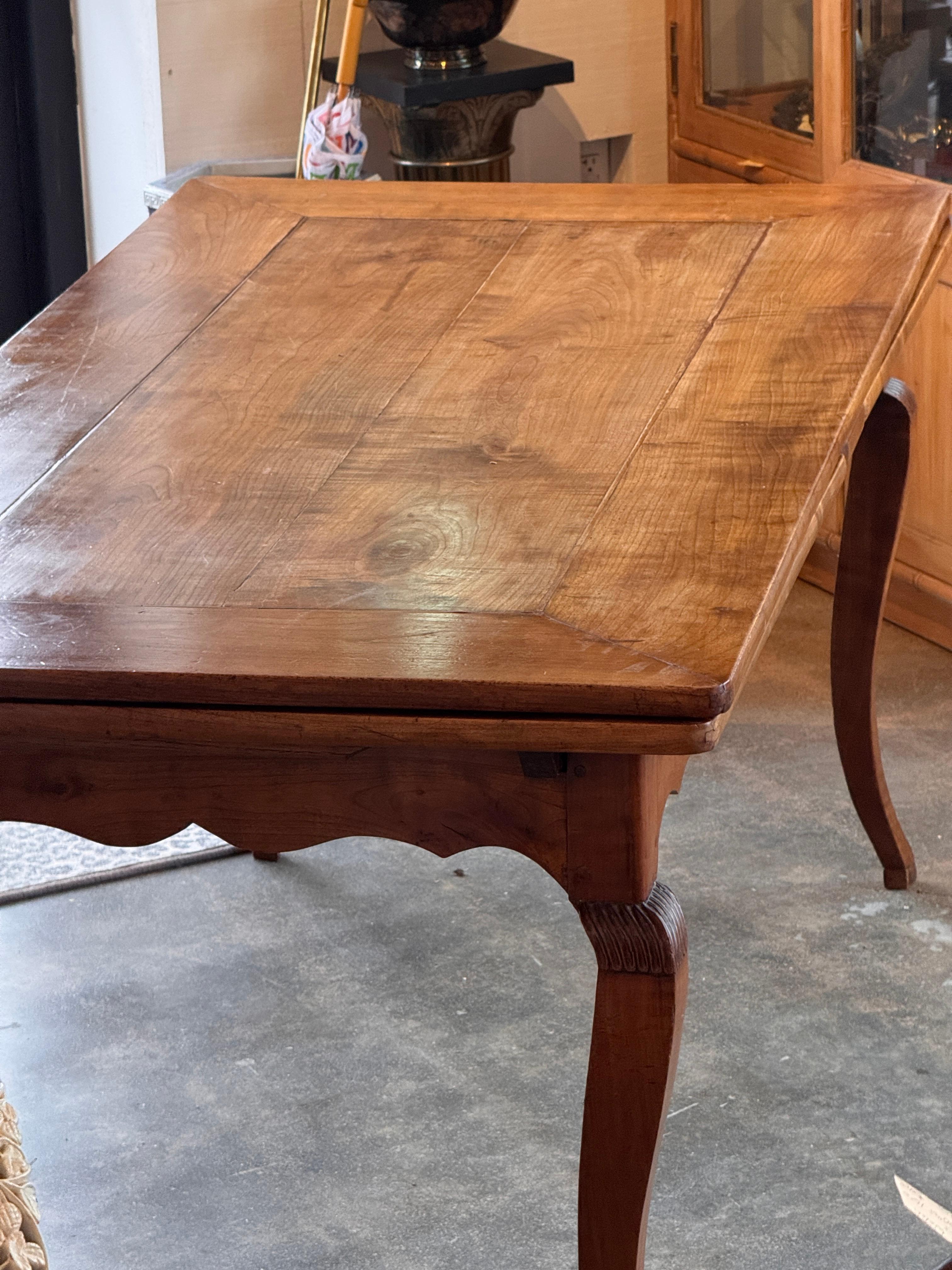 19th Century French Cherry Extension Farm Table With Cabriole Legs in vendita 3