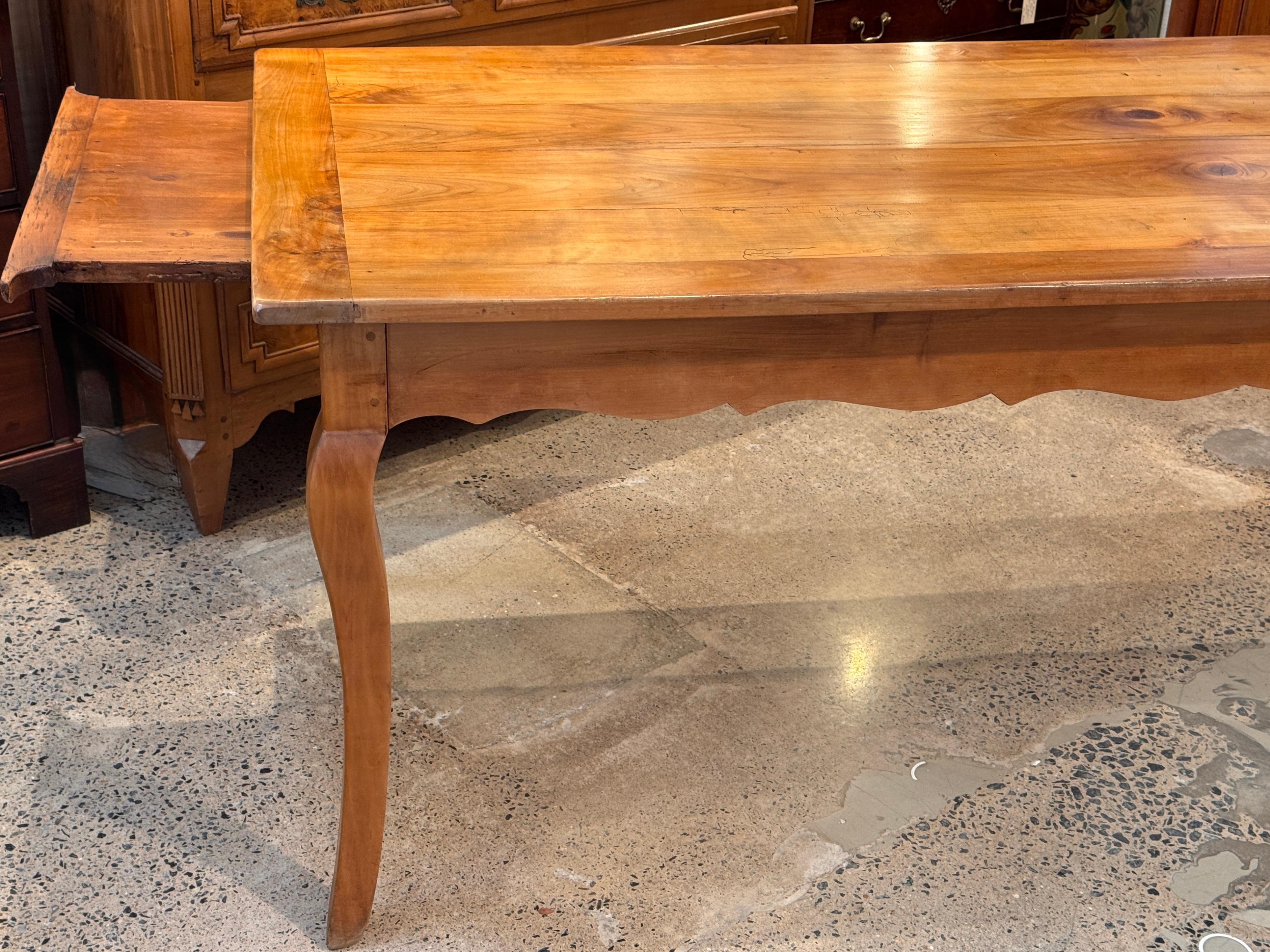 Cerise Table de ferme française du 19ème siècle en vente