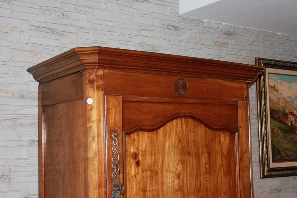 19th-Century French Cherry Wood Cupboard with 1 Drawer and 2 Doors In Excellent Condition For Sale In Barletta, IT