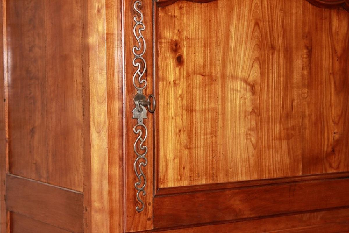 Französischer Schrank aus Kirschbaumholz des 19. Jahrhunderts mit 1 Schublade und 2 Türen im Angebot 1
