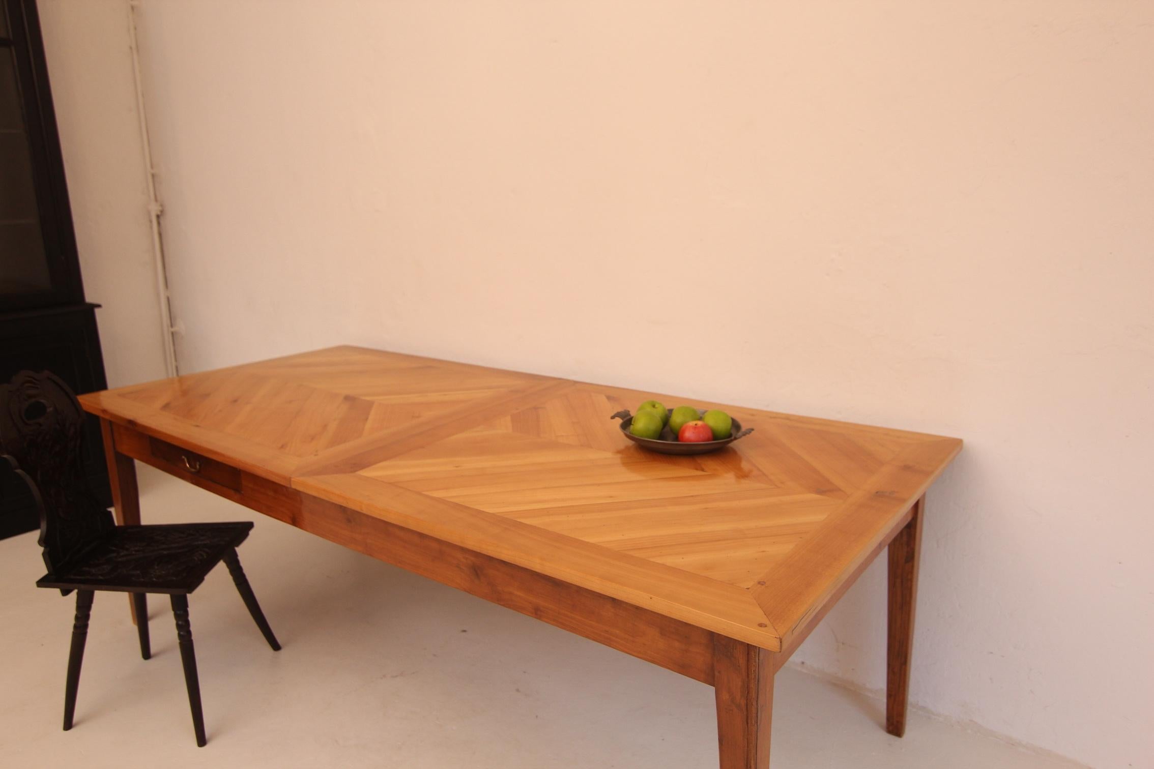 Parqueterie Table de salle à manger française du 19ème siècle en cerisier avec plateau en parqueterie en vente