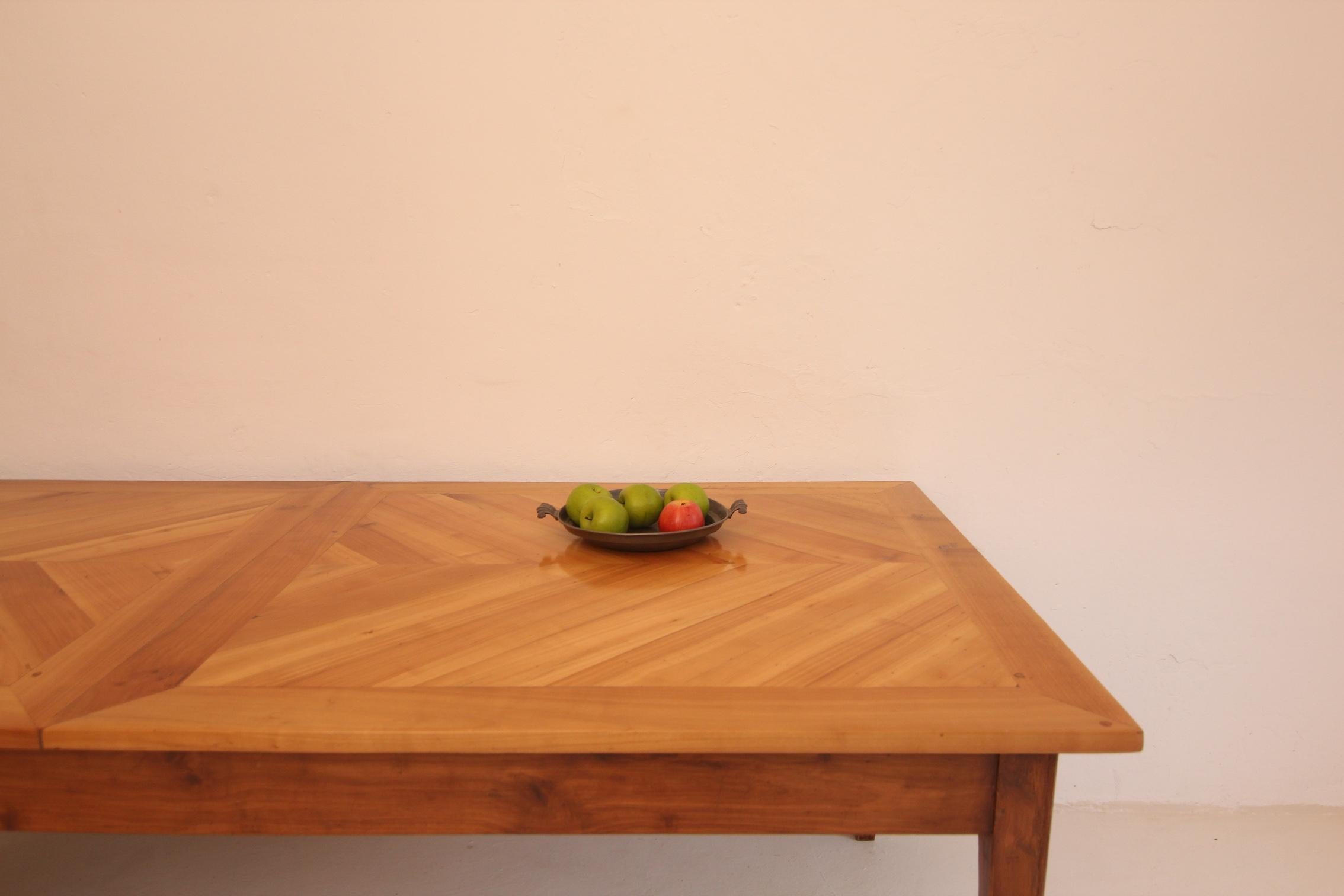 Table de salle à manger française du 19ème siècle en cerisier avec plateau en parqueterie Bon état - En vente à Dusseldorf, DE