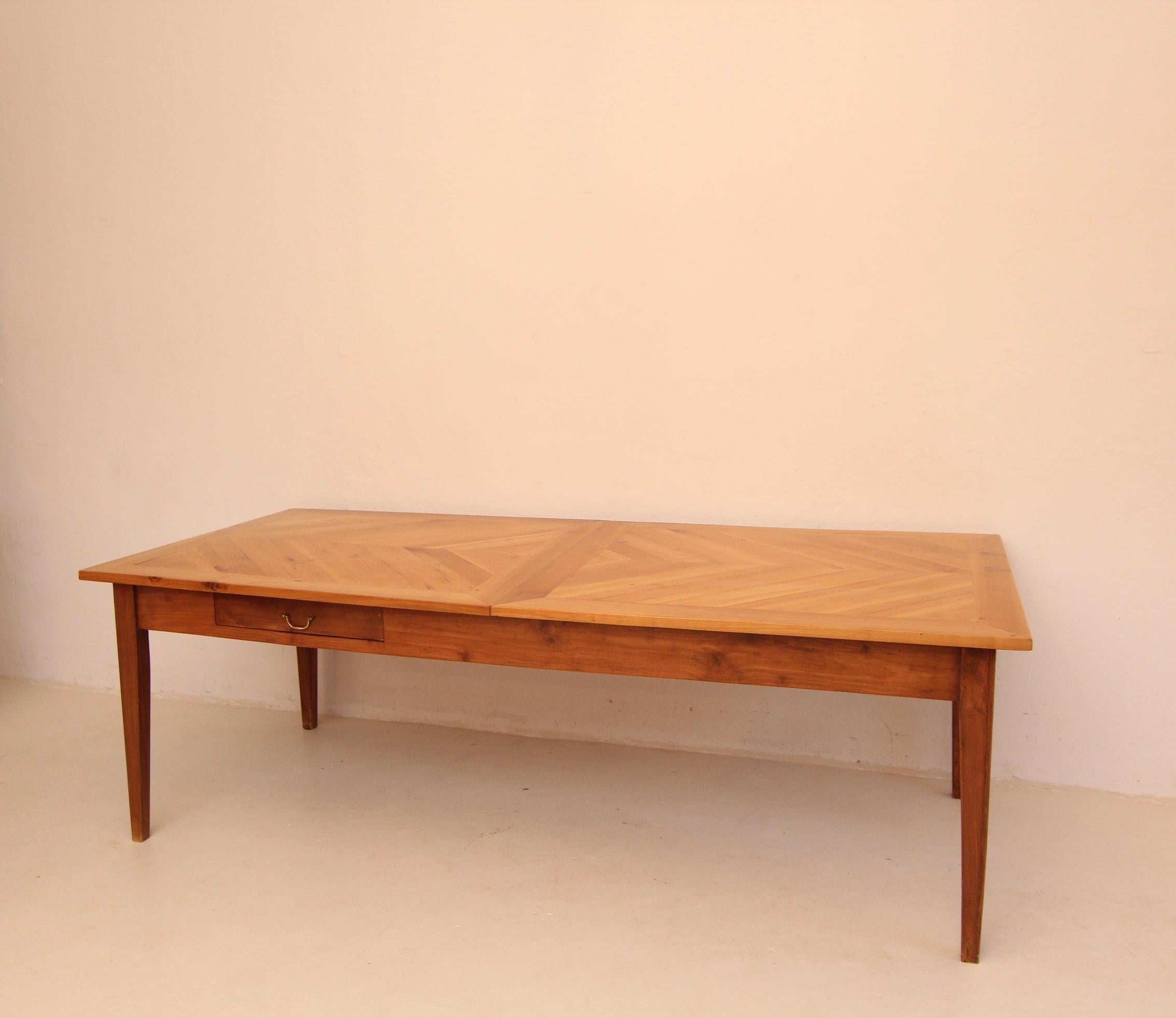 Cerise Table de salle à manger française du 19ème siècle en cerisier avec plateau en parqueterie en vente