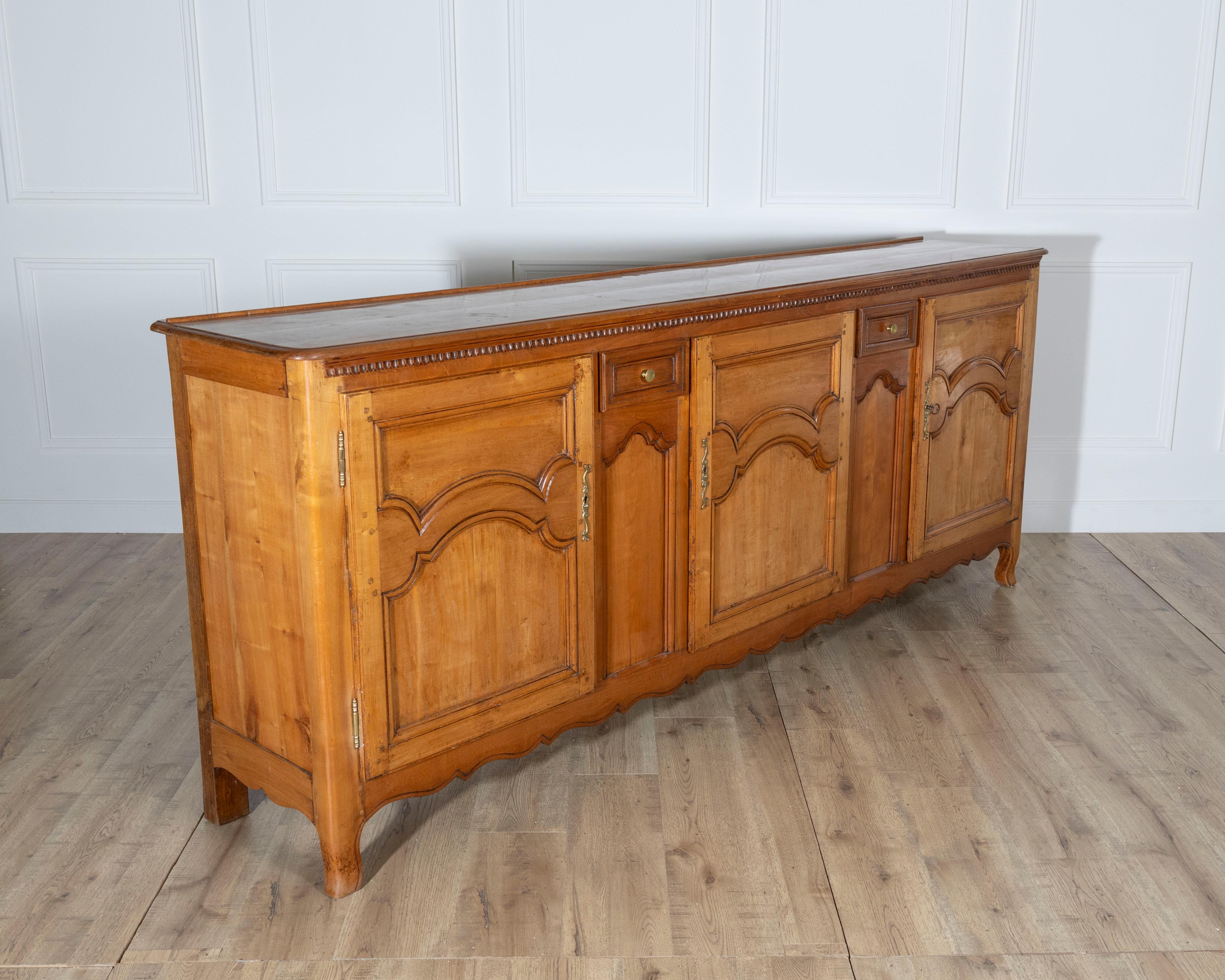 Enfilade francese in legno di ciliegio del XIX secolo con quattro porte In condizioni buone in vendita a Atlanta, GA