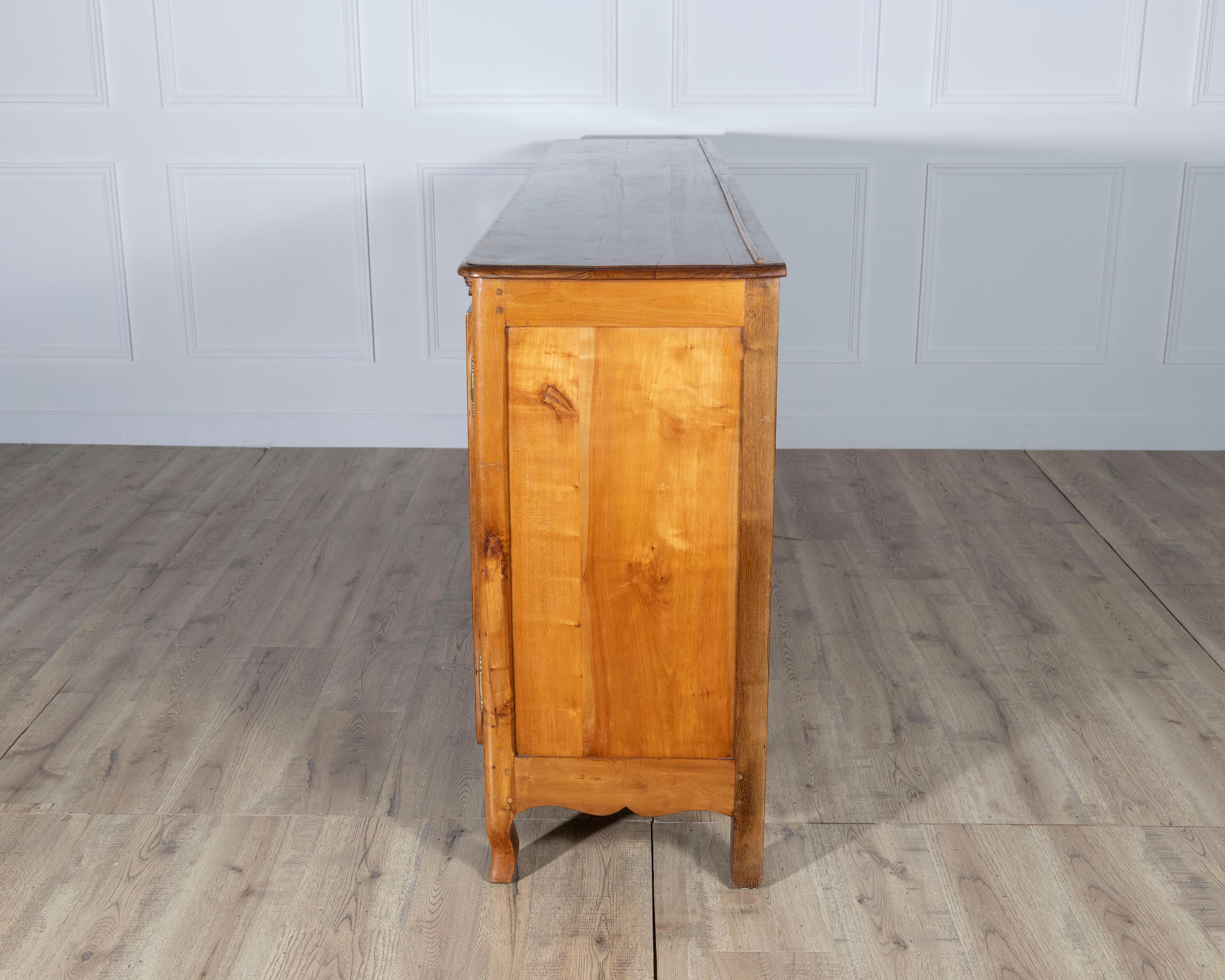 Enfilade francese in legno di ciliegio del XIX secolo con quattro porte in vendita 1