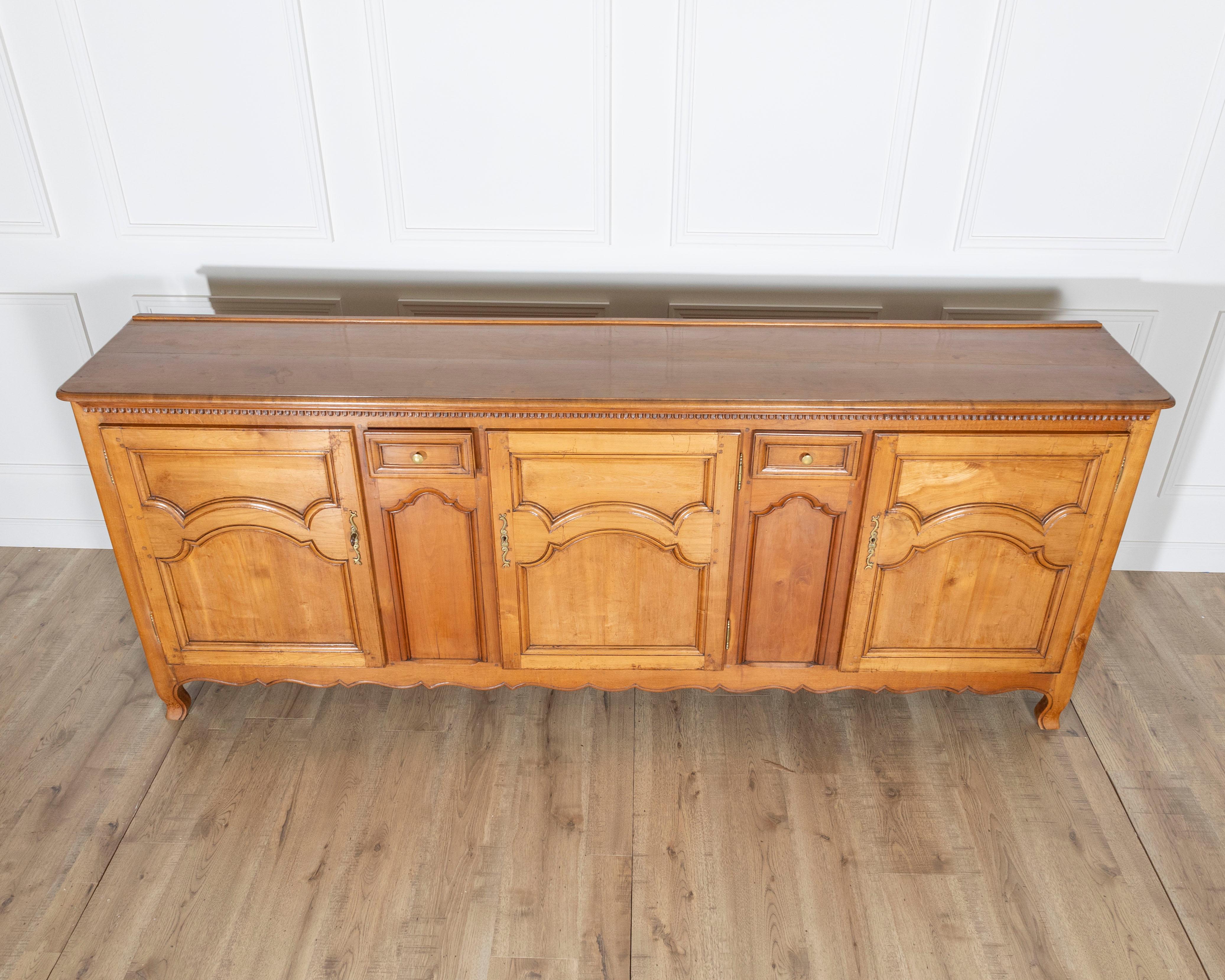 Enfilade francese in legno di ciliegio del XIX secolo con quattro porte in vendita 2