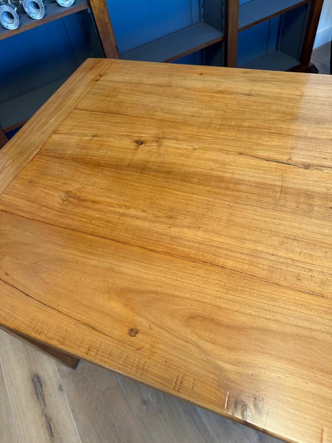 Mesa de granja francesa de madera de cerezo del siglo XIX en venta 7