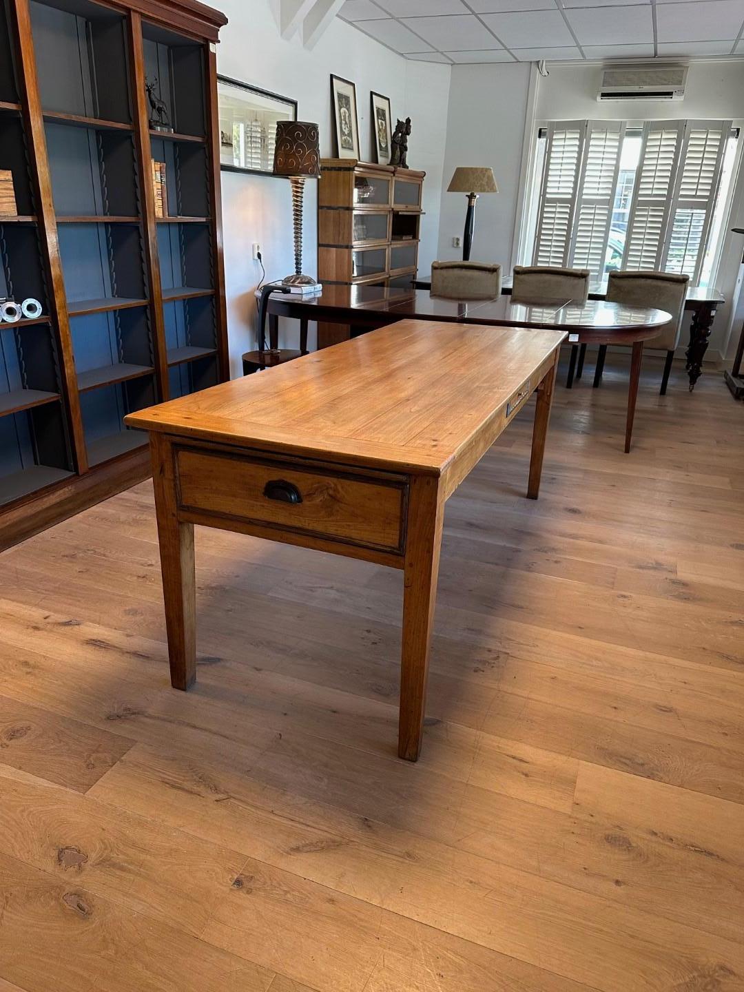 Mesa de granja francesa de madera de cerezo del siglo XIX en venta 10