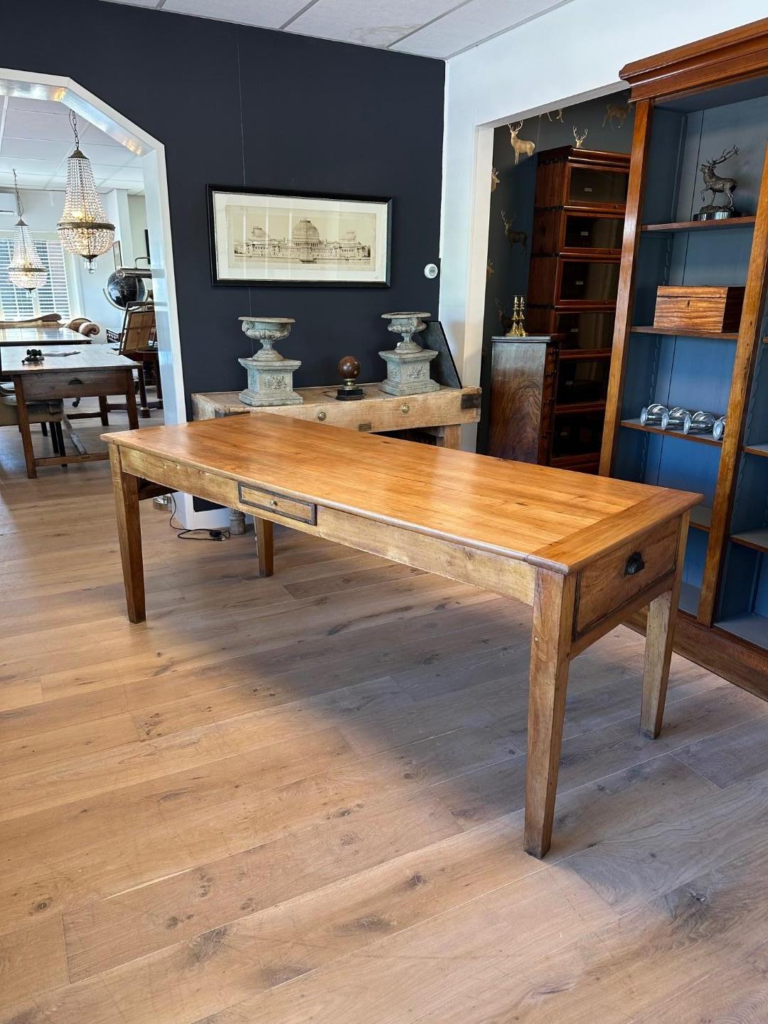 Mesa de granja francesa de madera de cerezo del siglo XIX en Bueno estado para la venta en BEEKBERGEN, NL