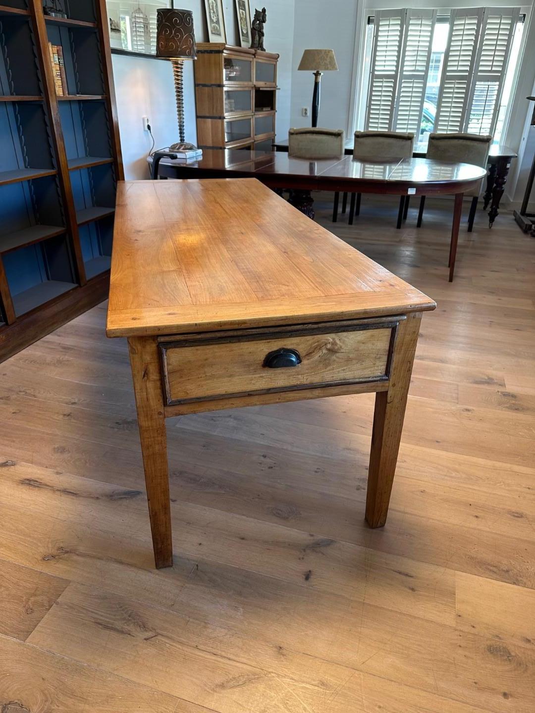 Mesa de granja francesa de madera de cerezo del siglo XIX principios del siglo XIX en venta