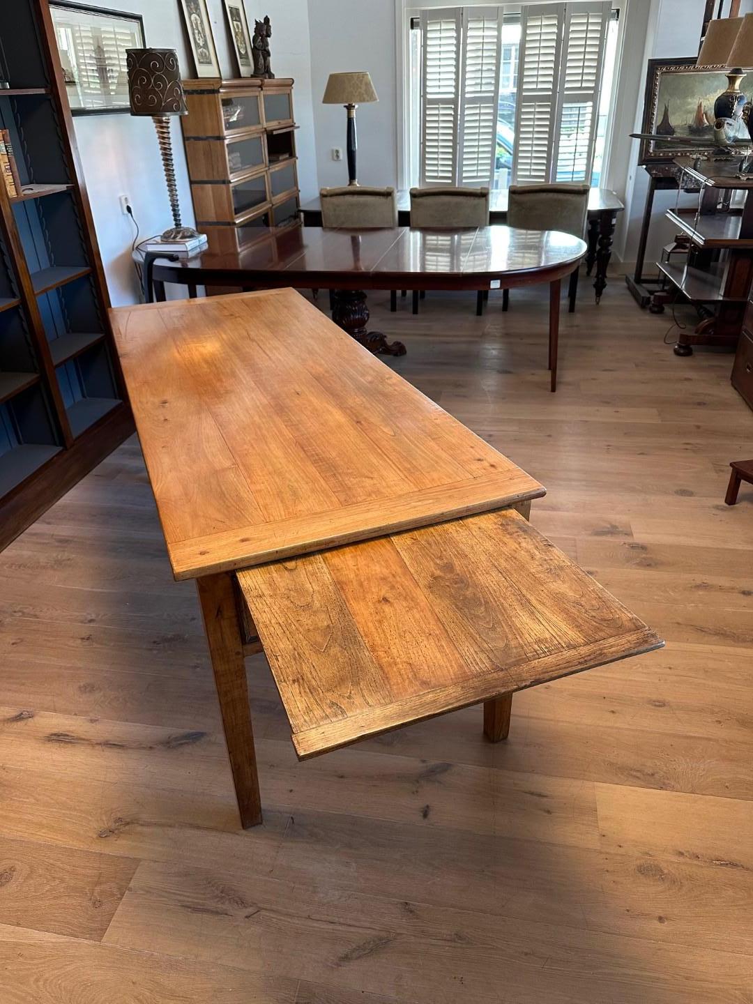 Mesa de granja francesa de madera de cerezo del siglo XIX Cereza en venta