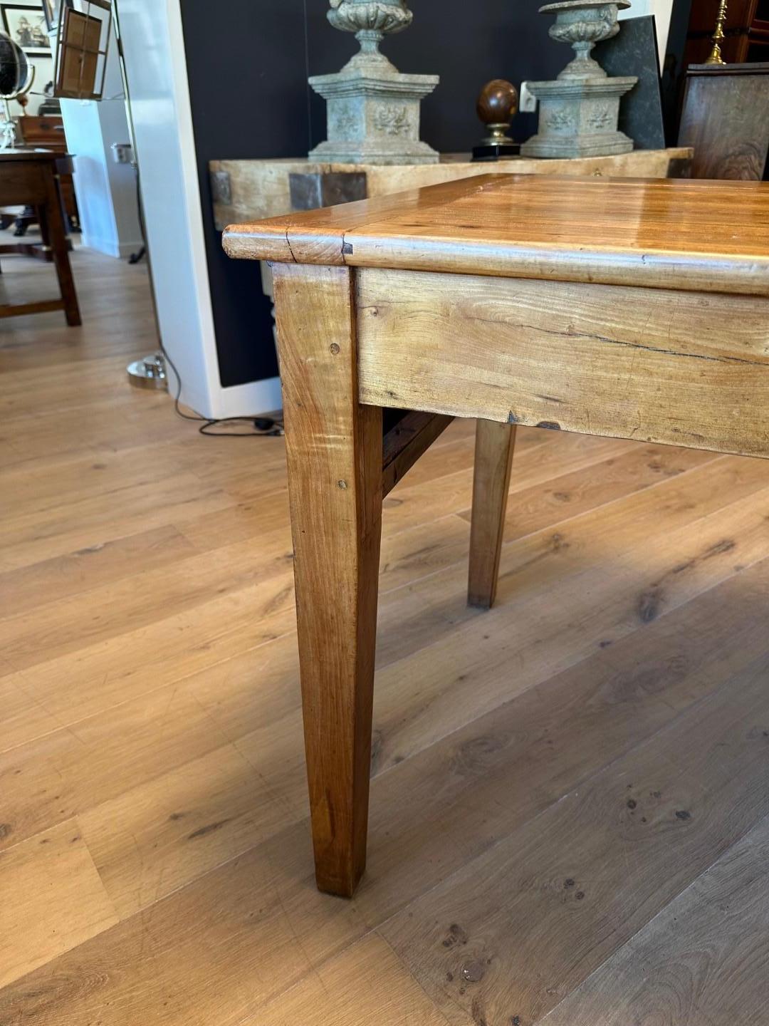 Mesa de granja francesa de madera de cerezo del siglo XIX en venta 1