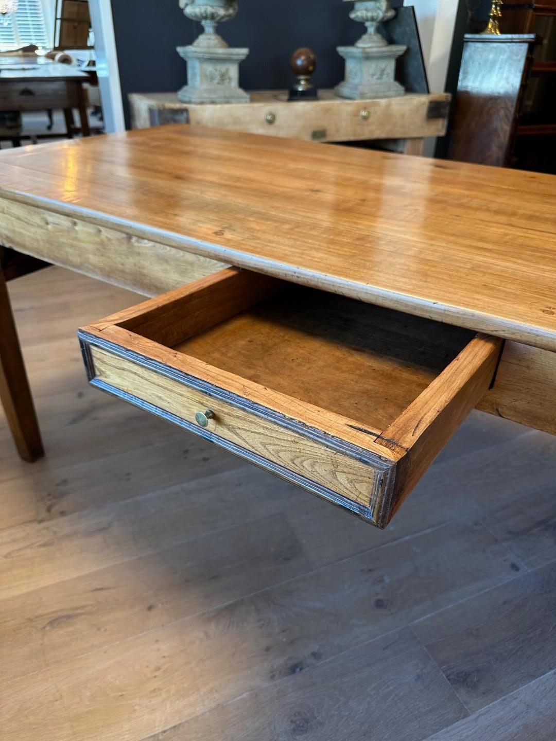 Mesa de granja francesa de madera de cerezo del siglo XIX en venta 2