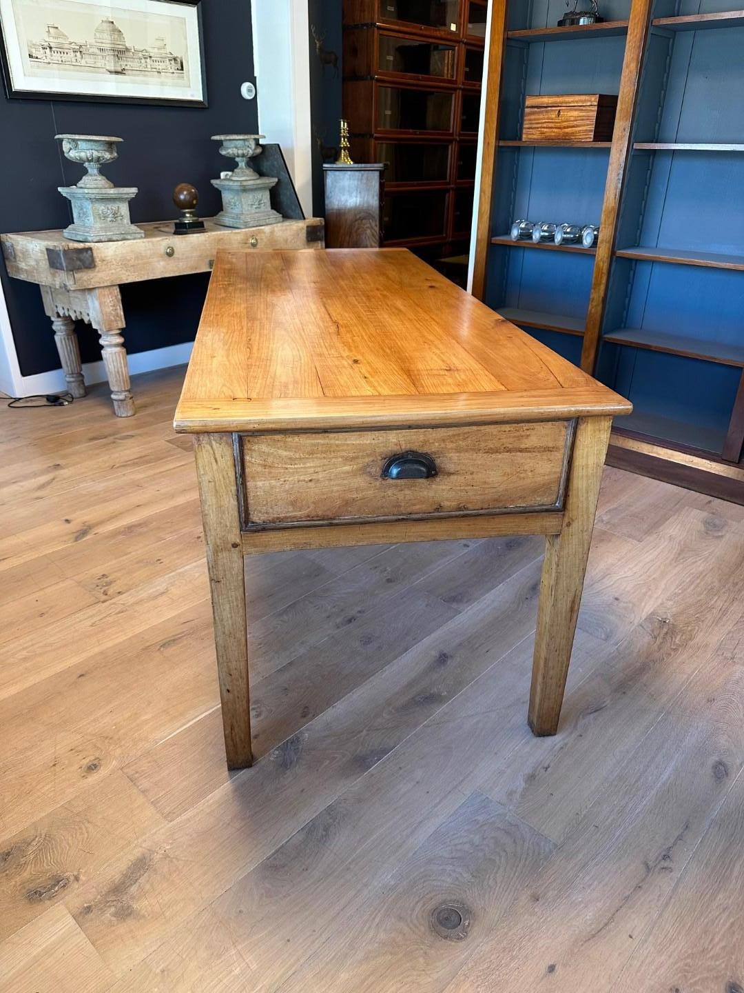 Mesa de granja francesa de madera de cerezo del siglo XIX en venta 3