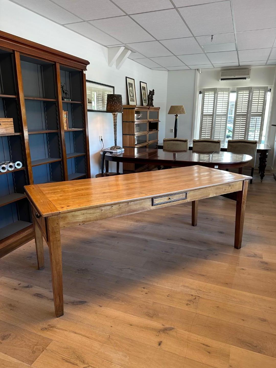 Mesa de granja francesa de madera de cerezo del siglo XIX en venta 4