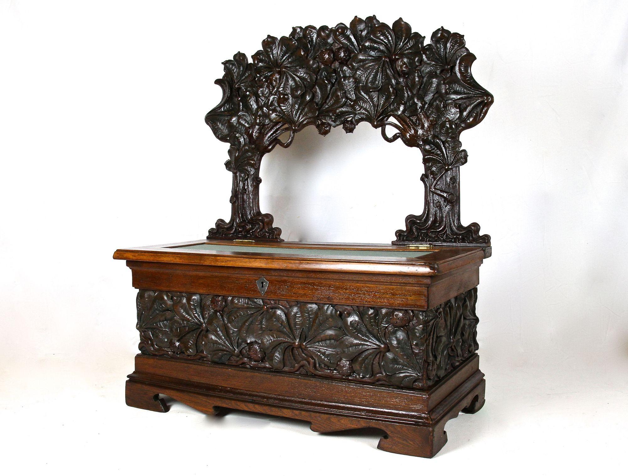 19th Century French Chest Bench With Chestnut Tree Motif, France ca. 1890/1900 In Good Condition In Lichtenberg, AT